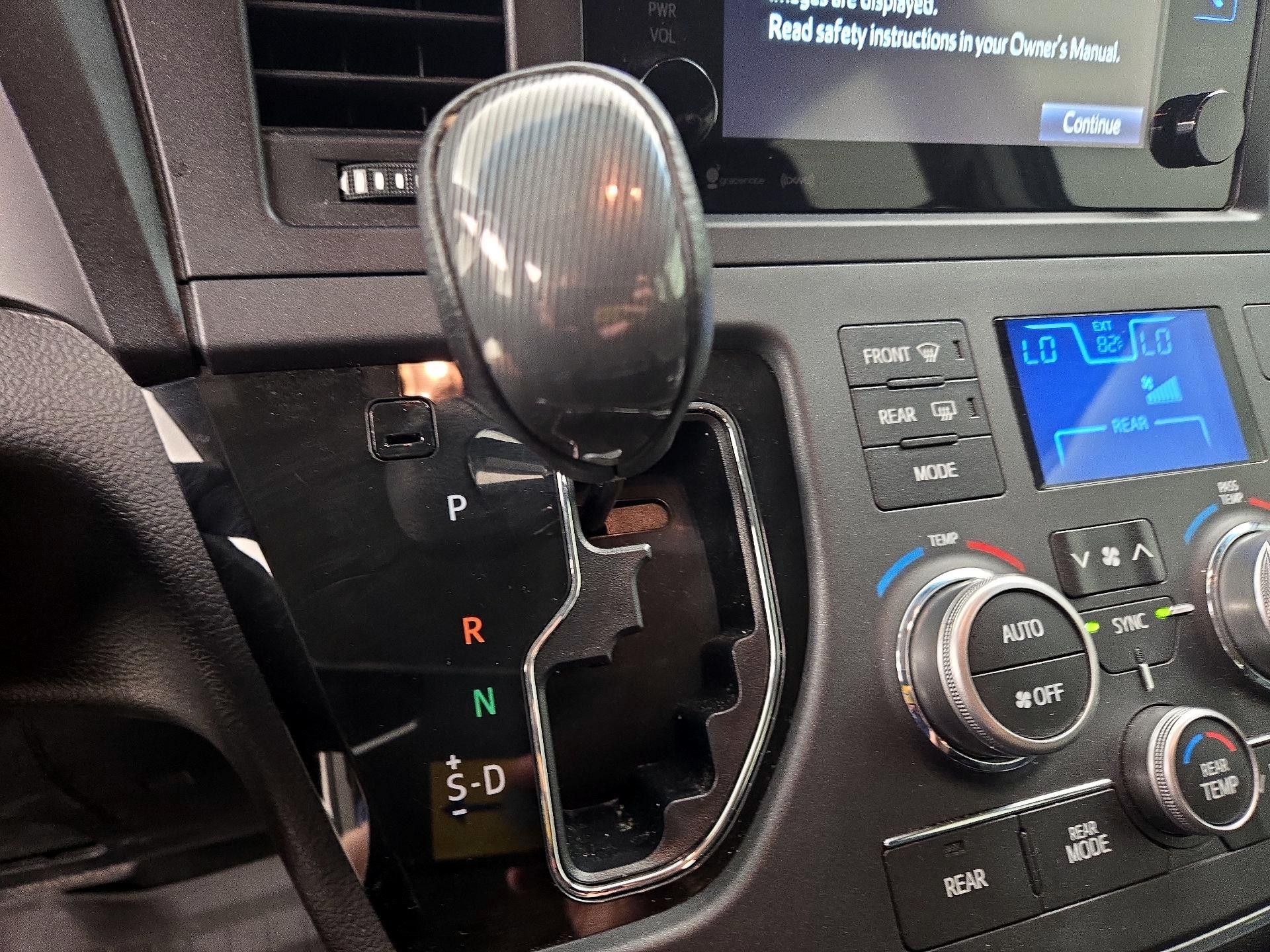 Thumbnail: 2017 Toyota Sienna - 17