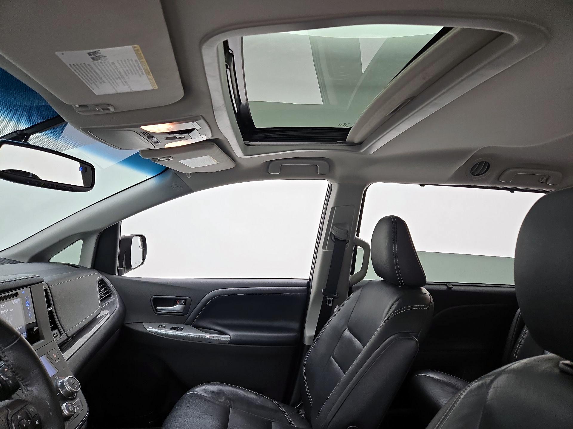 Thumbnail: 2017 Toyota Sienna - 19