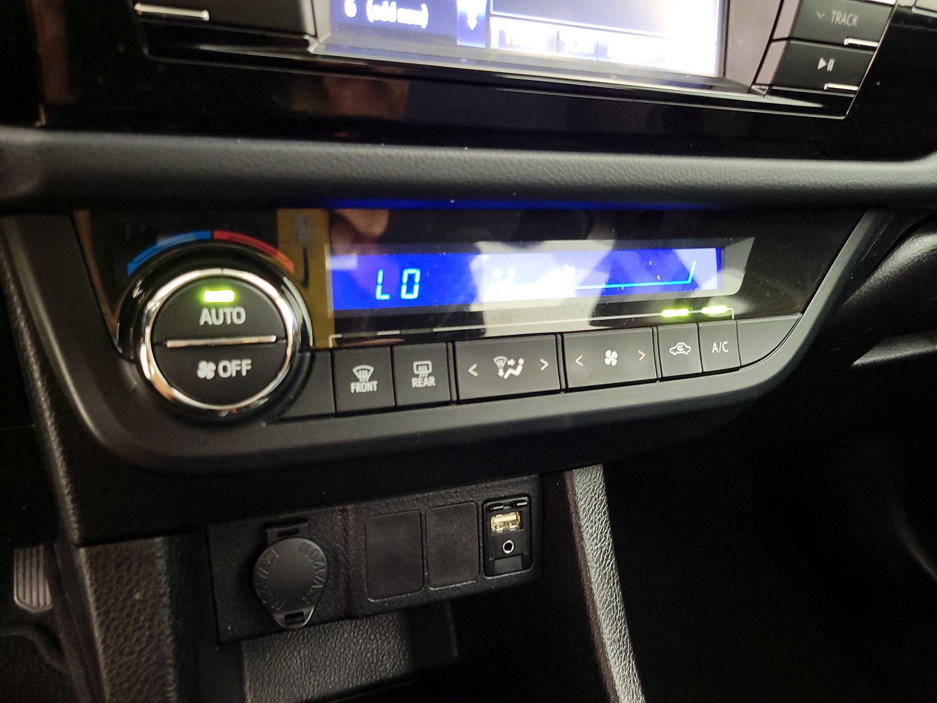 Thumbnail: 2015 Toyota Corolla - 16