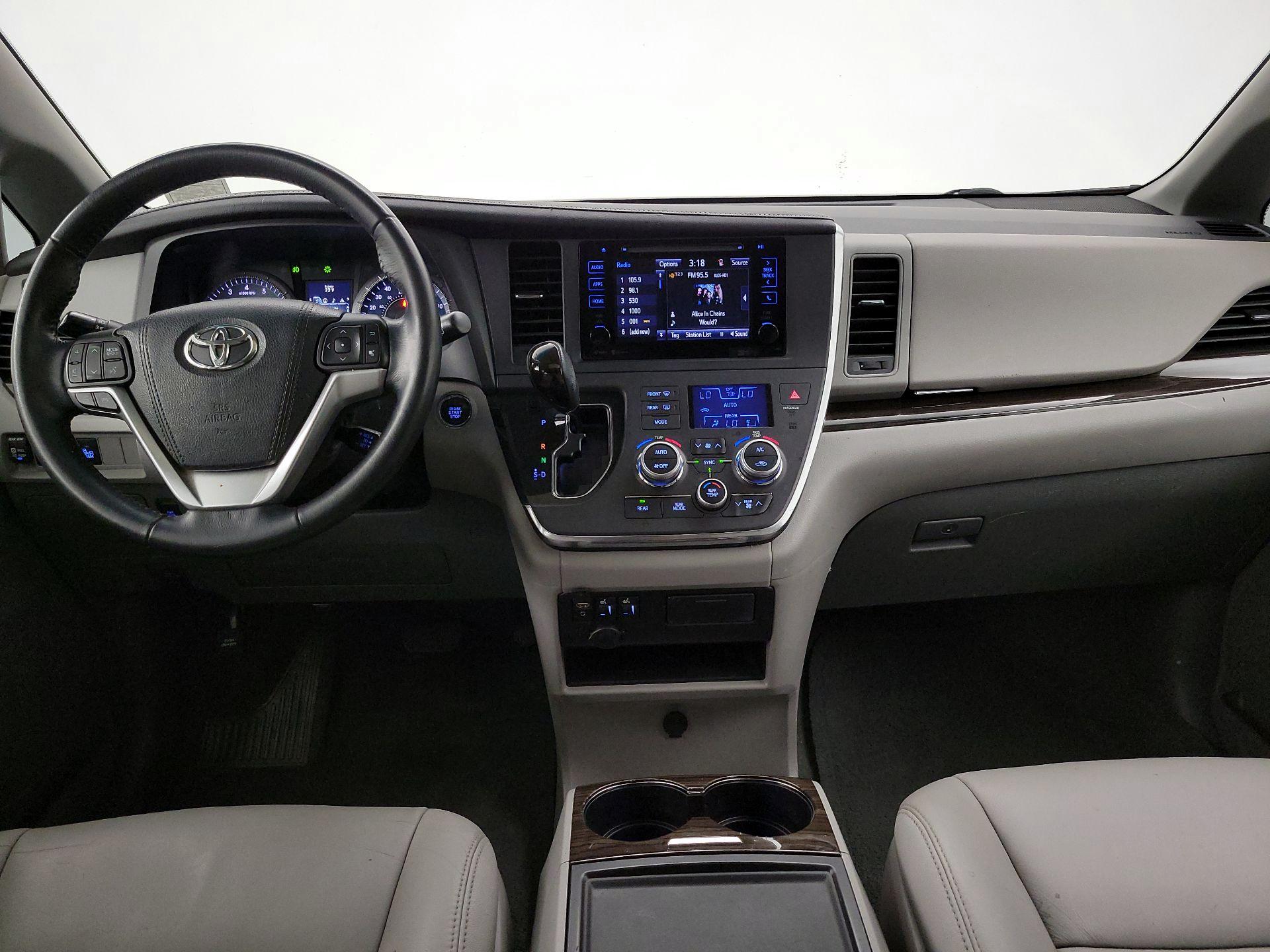 Thumbnail: 2015 Toyota Sienna - 9