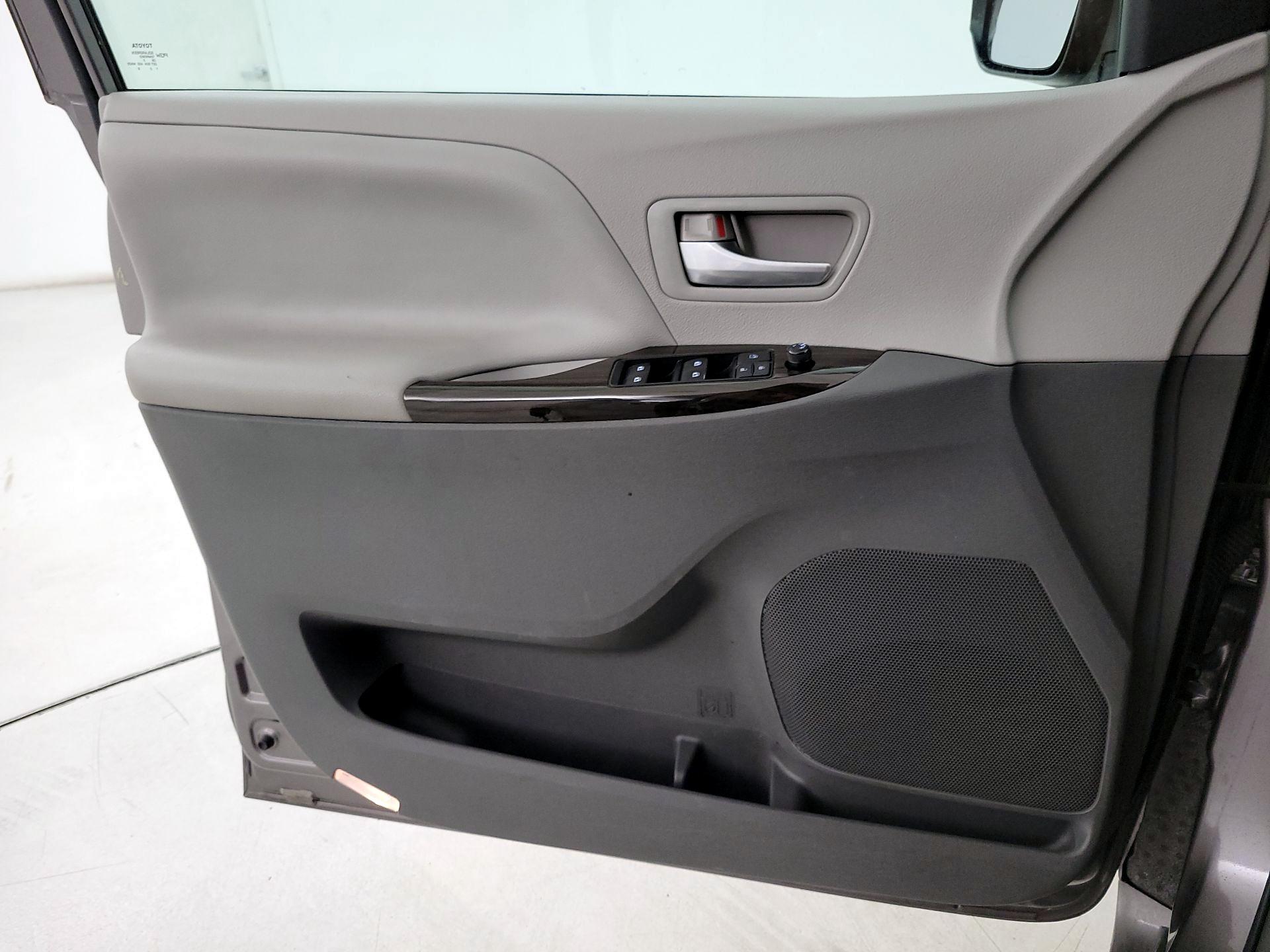 Thumbnail: 2015 Toyota Sienna - 12