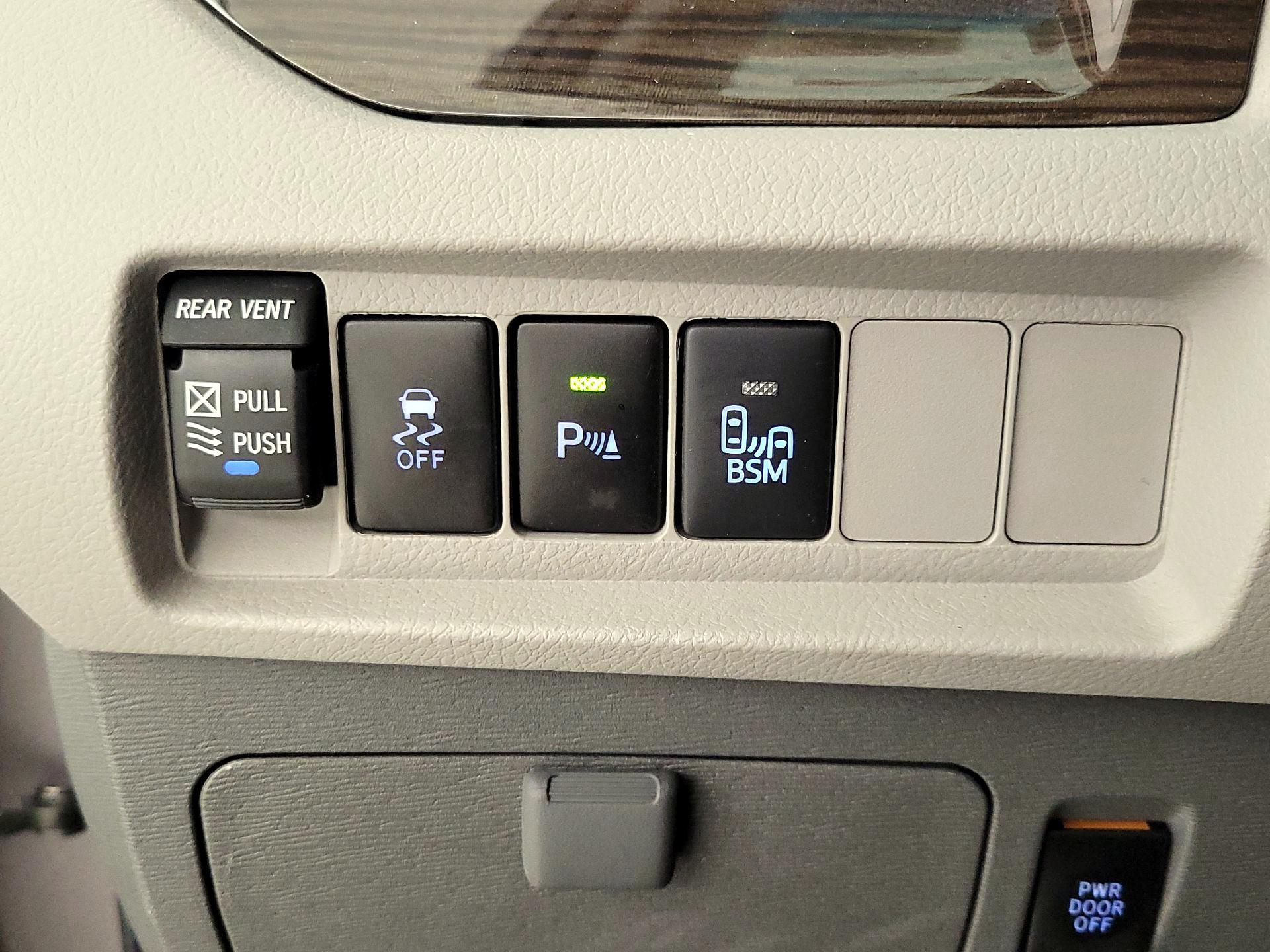 Thumbnail: 2015 Toyota Sienna - 13
