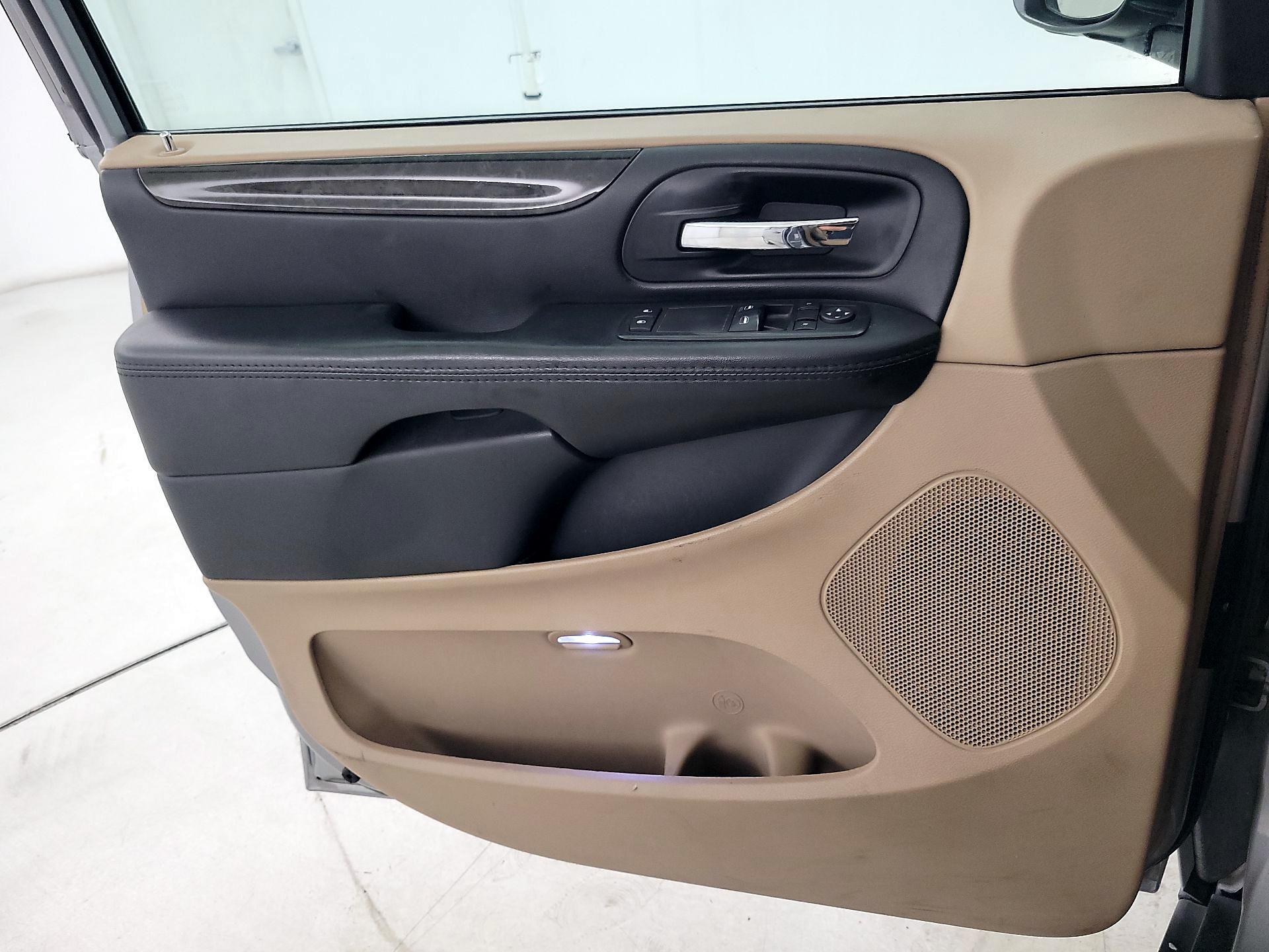 Thumbnail: 2016 Dodge Grand Caravan - 12