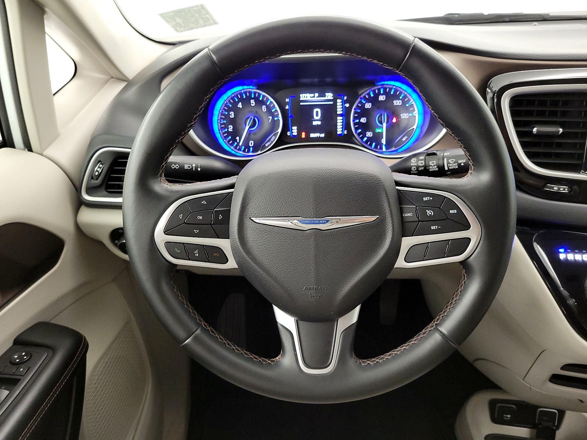 Thumbnail: 2018 Chrysler Pacifica - 10