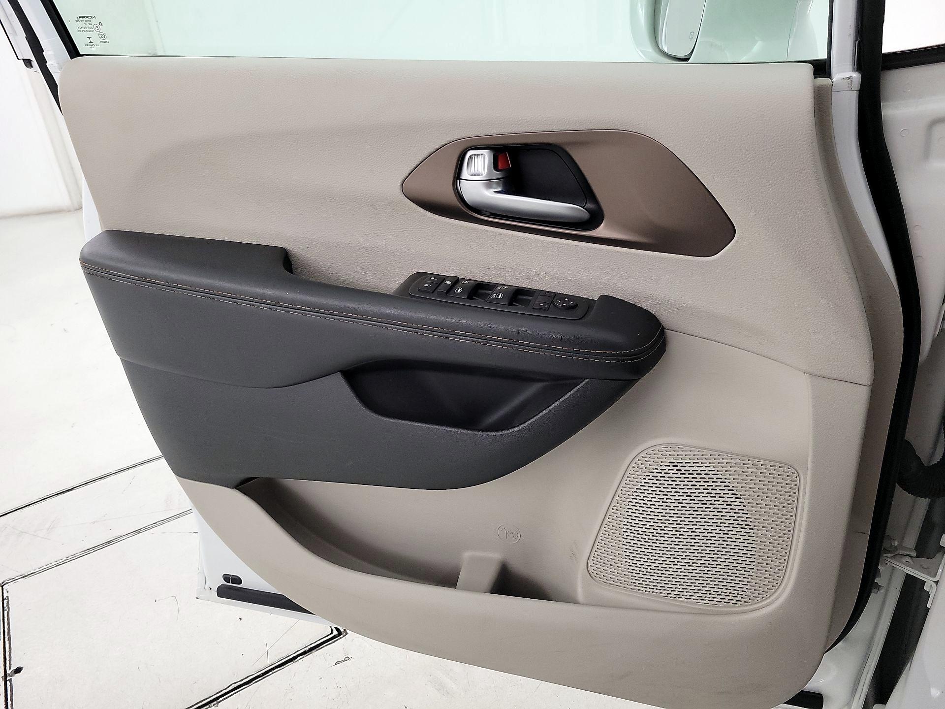 Thumbnail: 2018 Chrysler Pacifica - 12