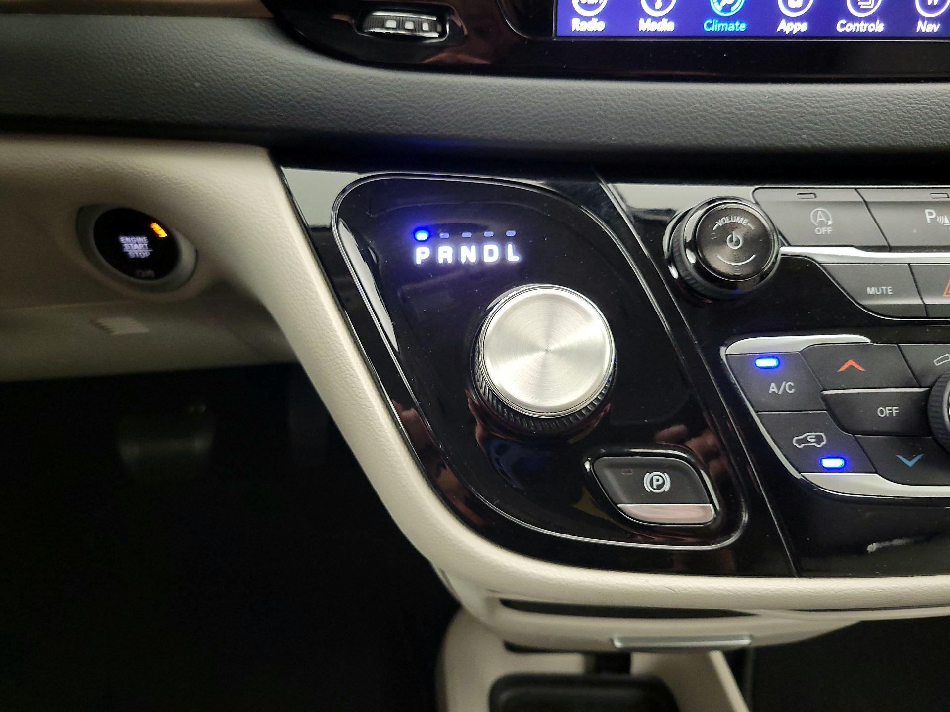 Thumbnail: 2018 Chrysler Pacifica - 18