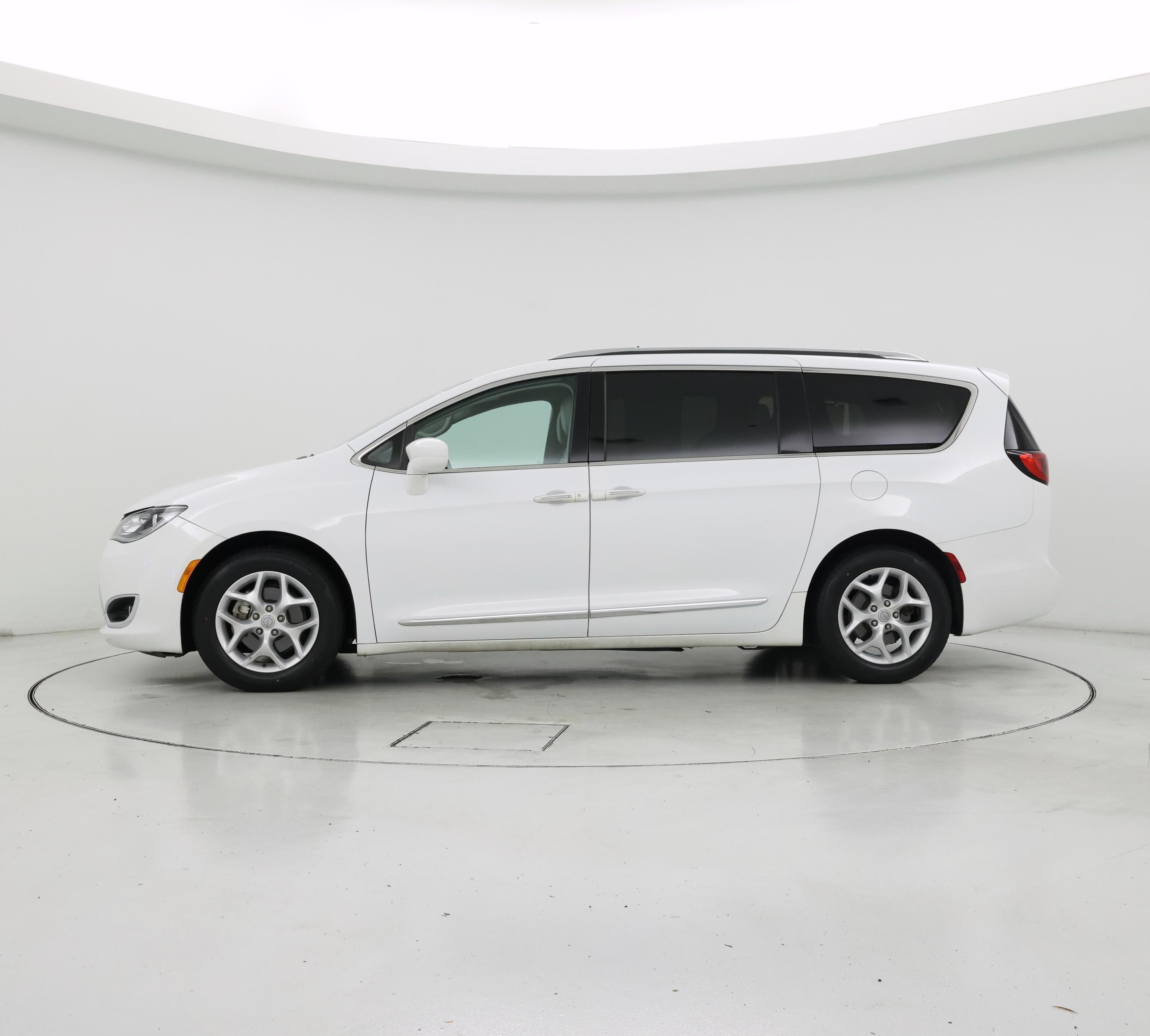 Thumbnail: 2018 Chrysler Pacifica - 3