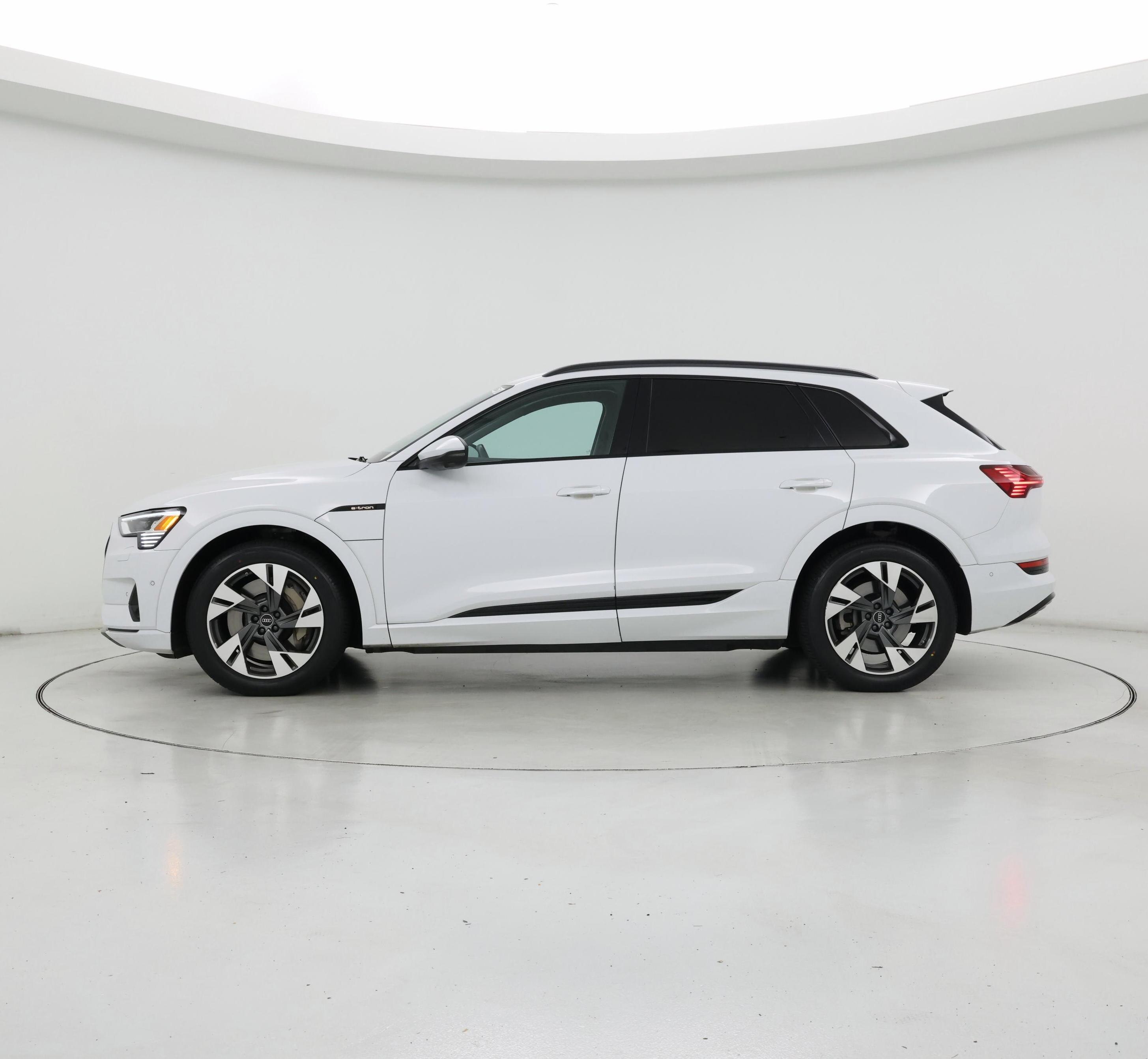 Thumbnail: 2022 Audi e-tron - 3
