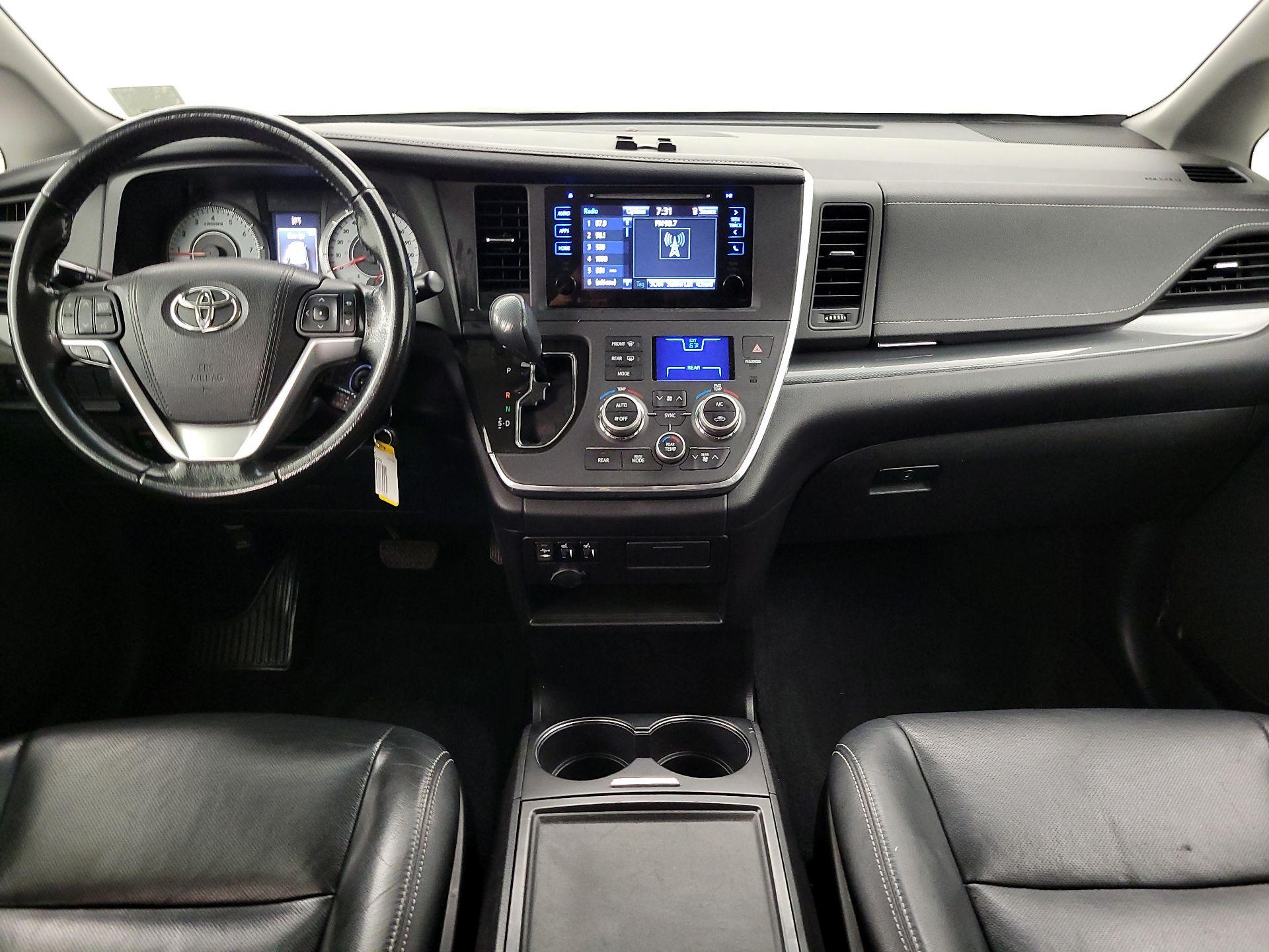 Thumbnail: 2016 Toyota Sienna - 9