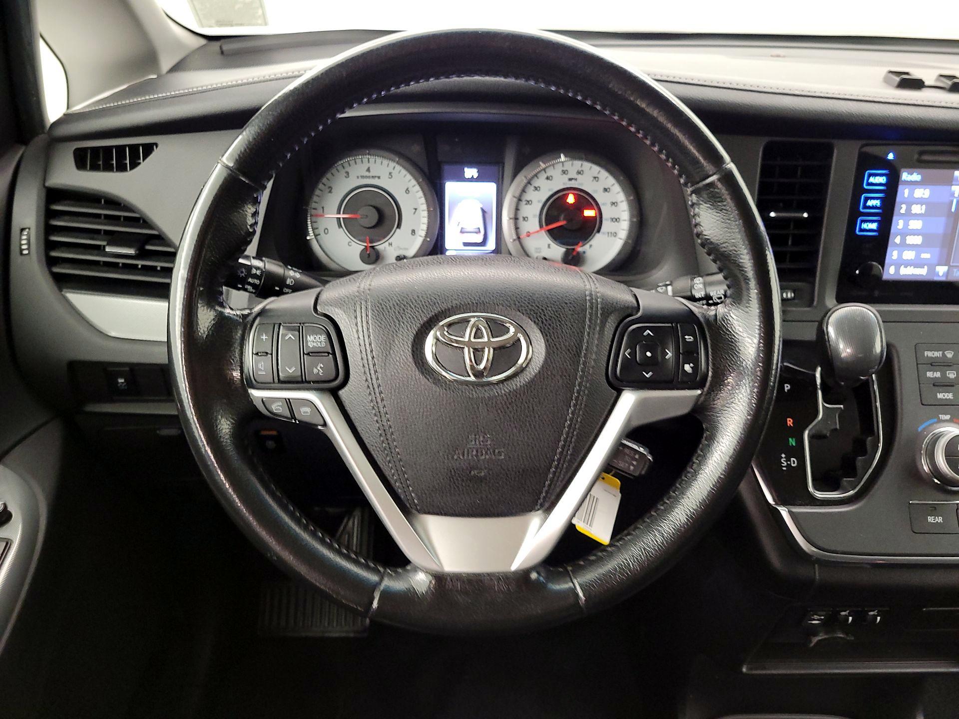 Thumbnail: 2016 Toyota Sienna - 10