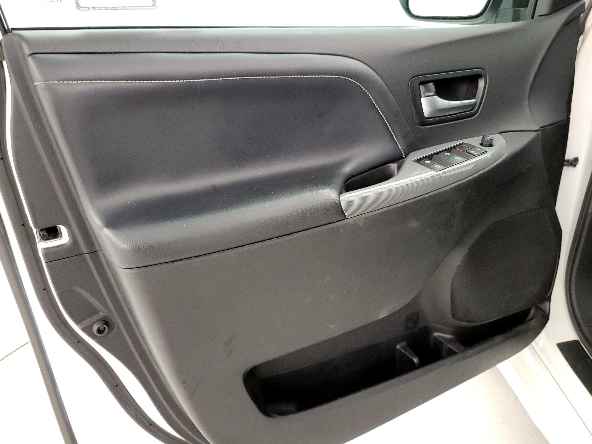 Thumbnail: 2016 Toyota Sienna - 12