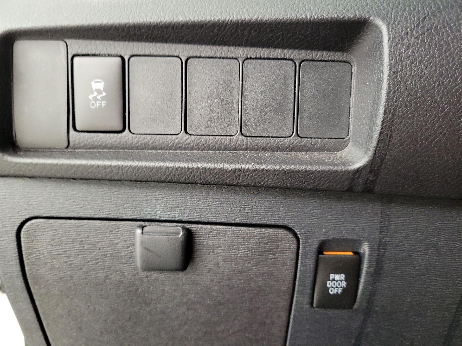 Thumbnail: 2016 Toyota Sienna - 13