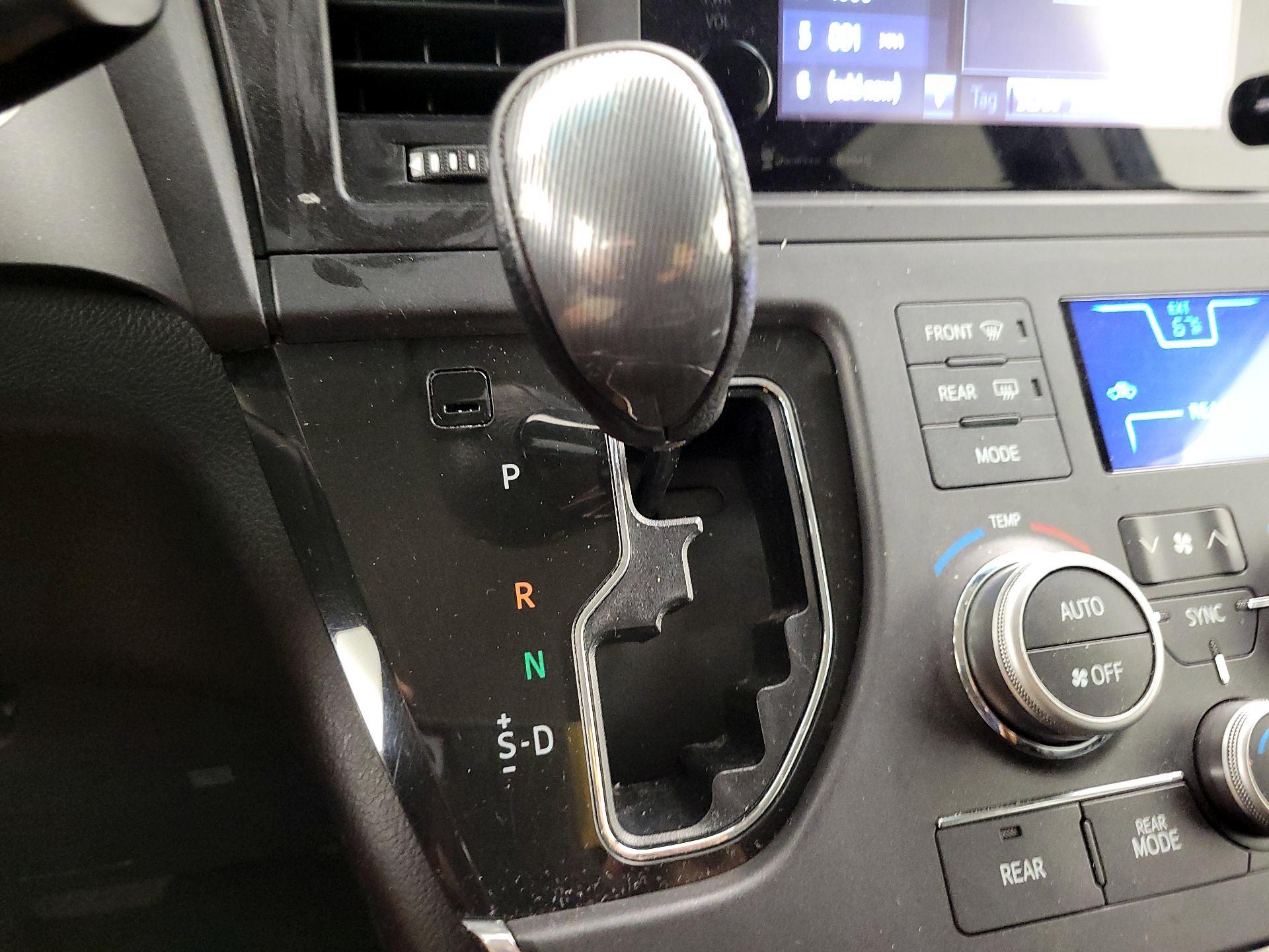 Thumbnail: 2016 Toyota Sienna - 17