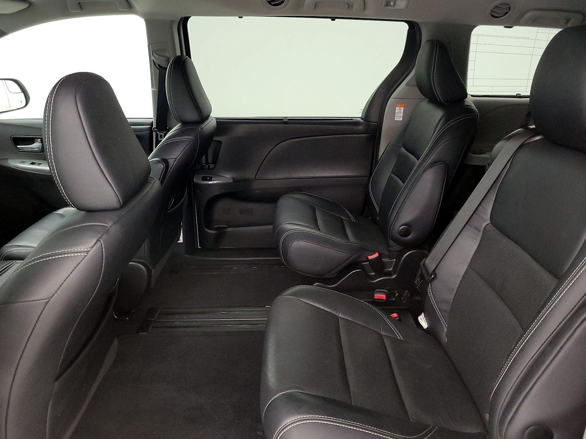 Thumbnail: 2016 Toyota Sienna - 19
