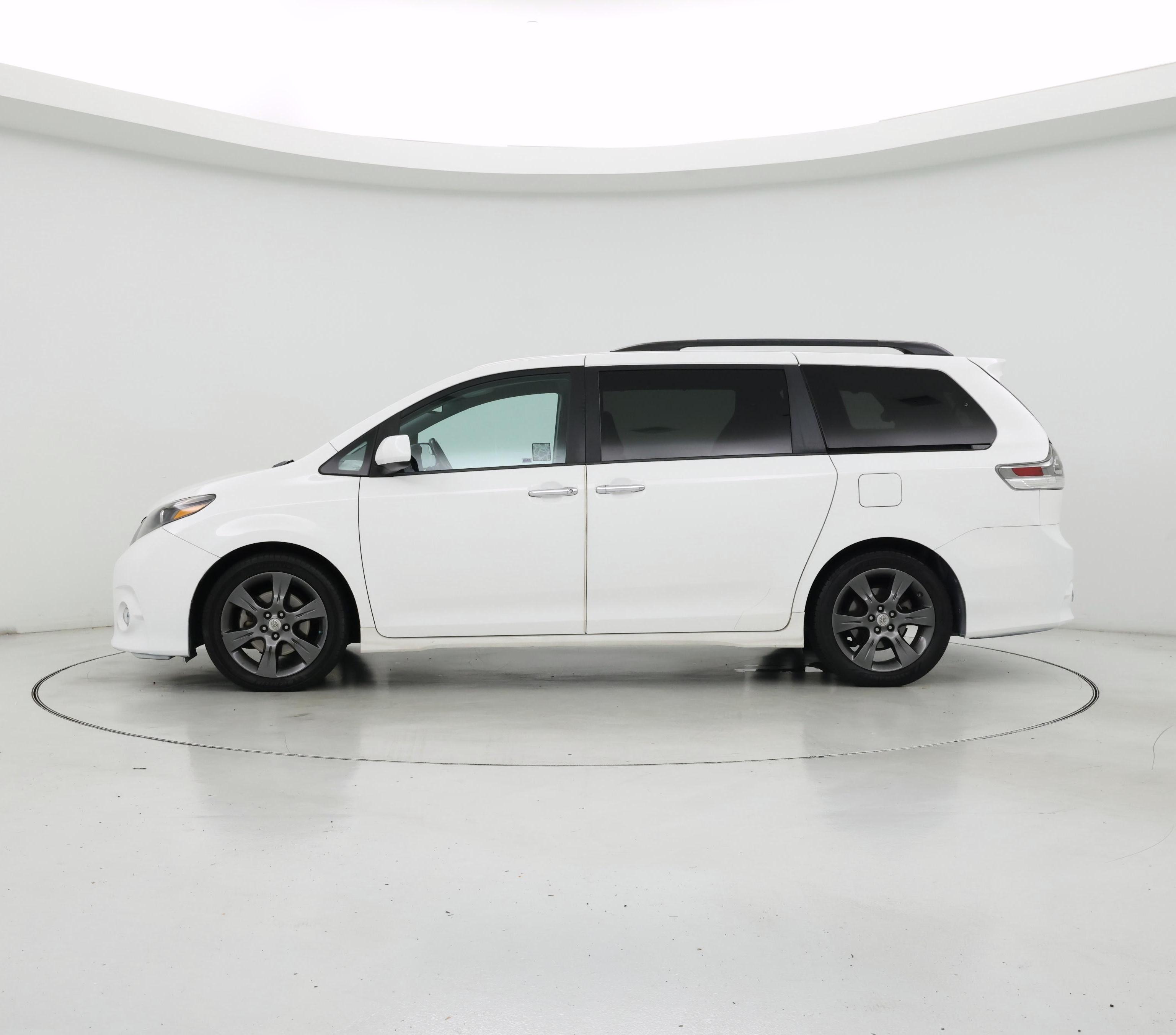 Thumbnail: 2016 Toyota Sienna - 3