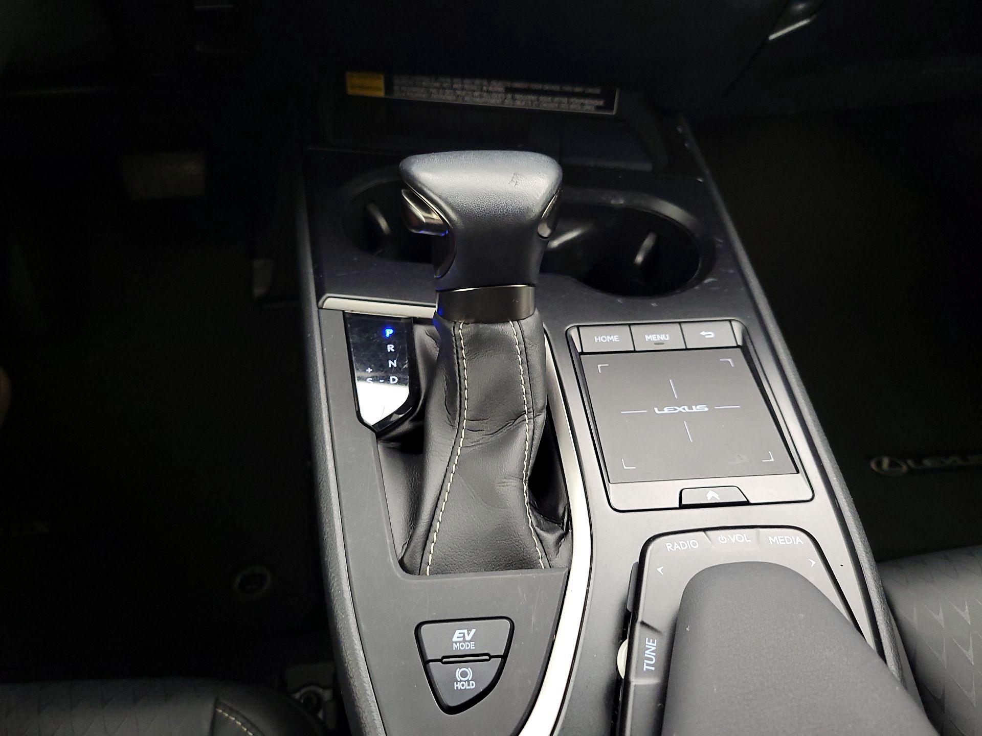 Thumbnail: 2022 Lexus UX - 17
