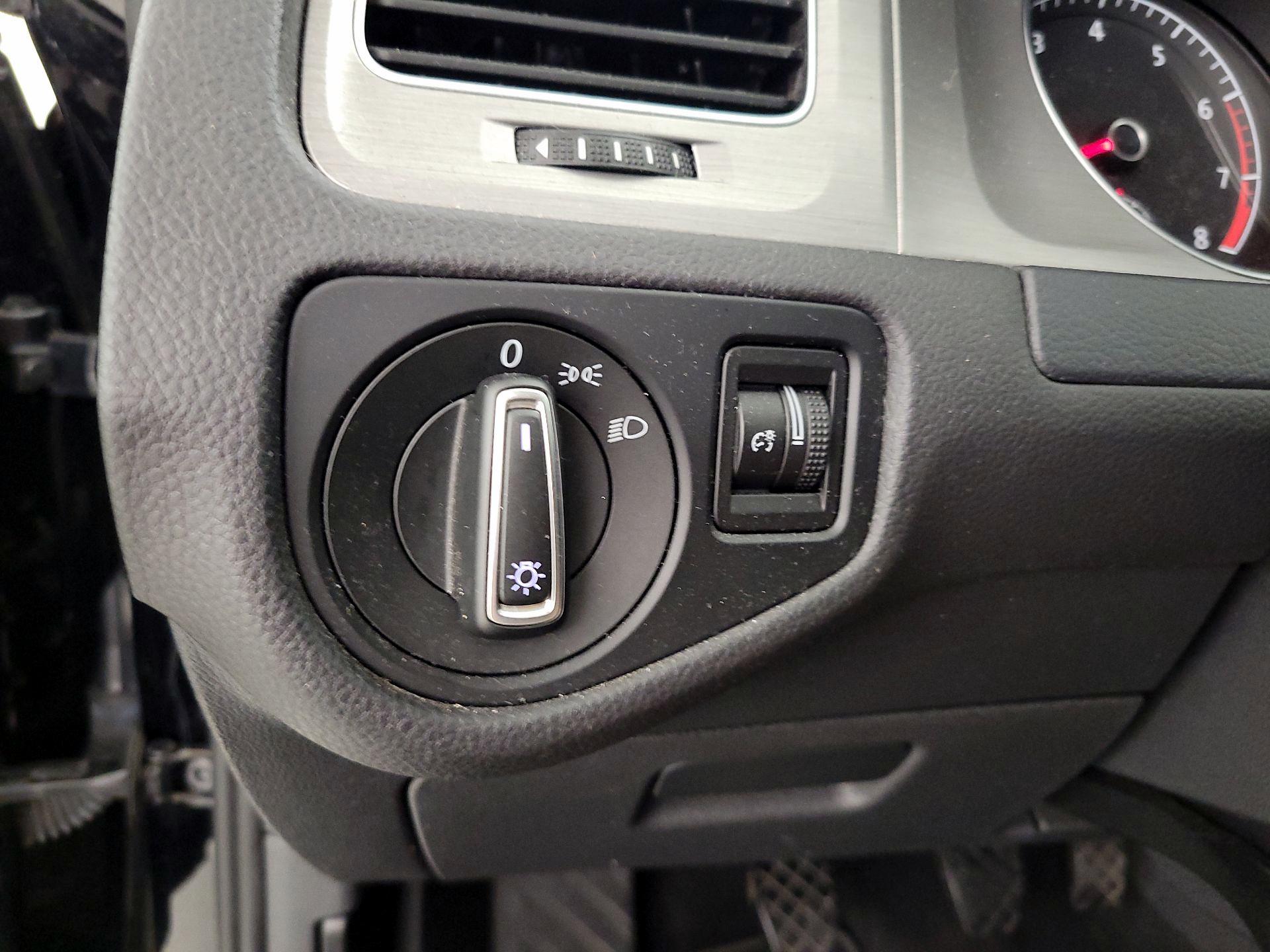 Thumbnail: 2015 Volkswagen Golf - 13