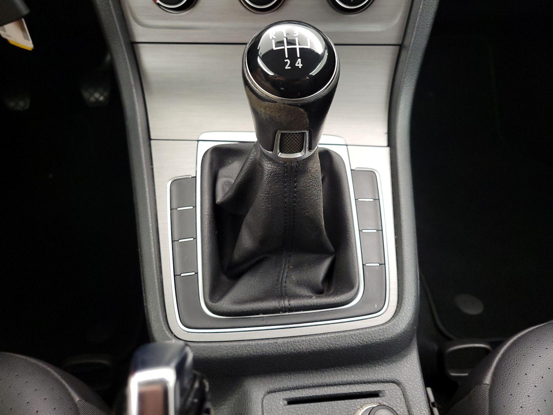 Thumbnail: 2015 Volkswagen Golf - 16
