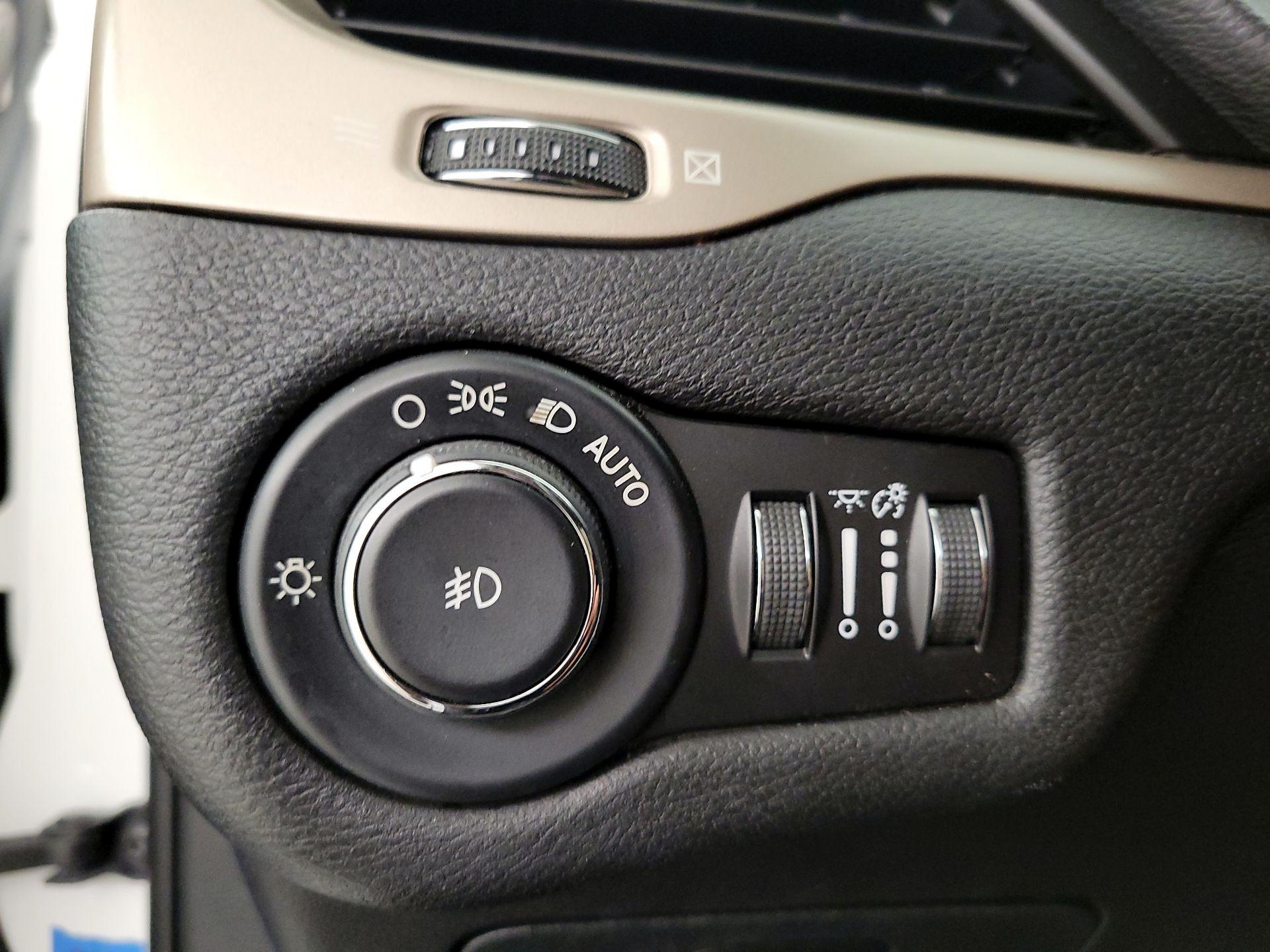 Thumbnail: 2016 Jeep Cherokee - 13
