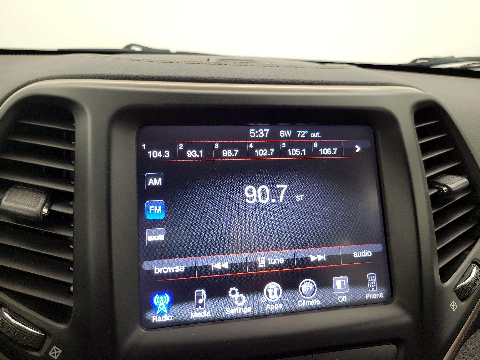 Thumbnail: 2016 Jeep Cherokee - 15