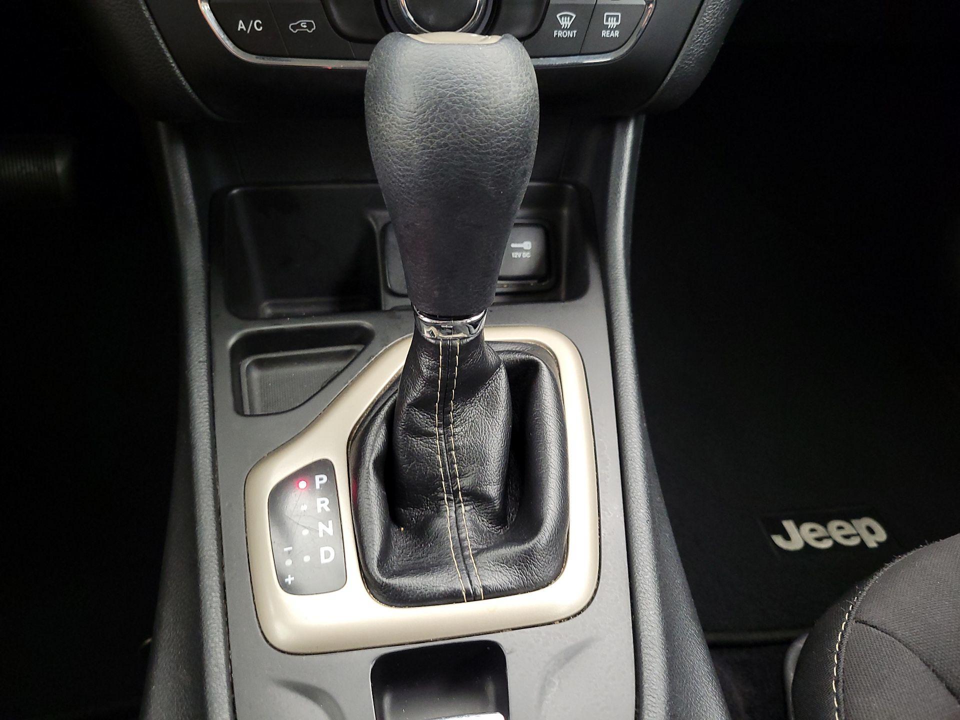 Thumbnail: 2016 Jeep Cherokee - 17