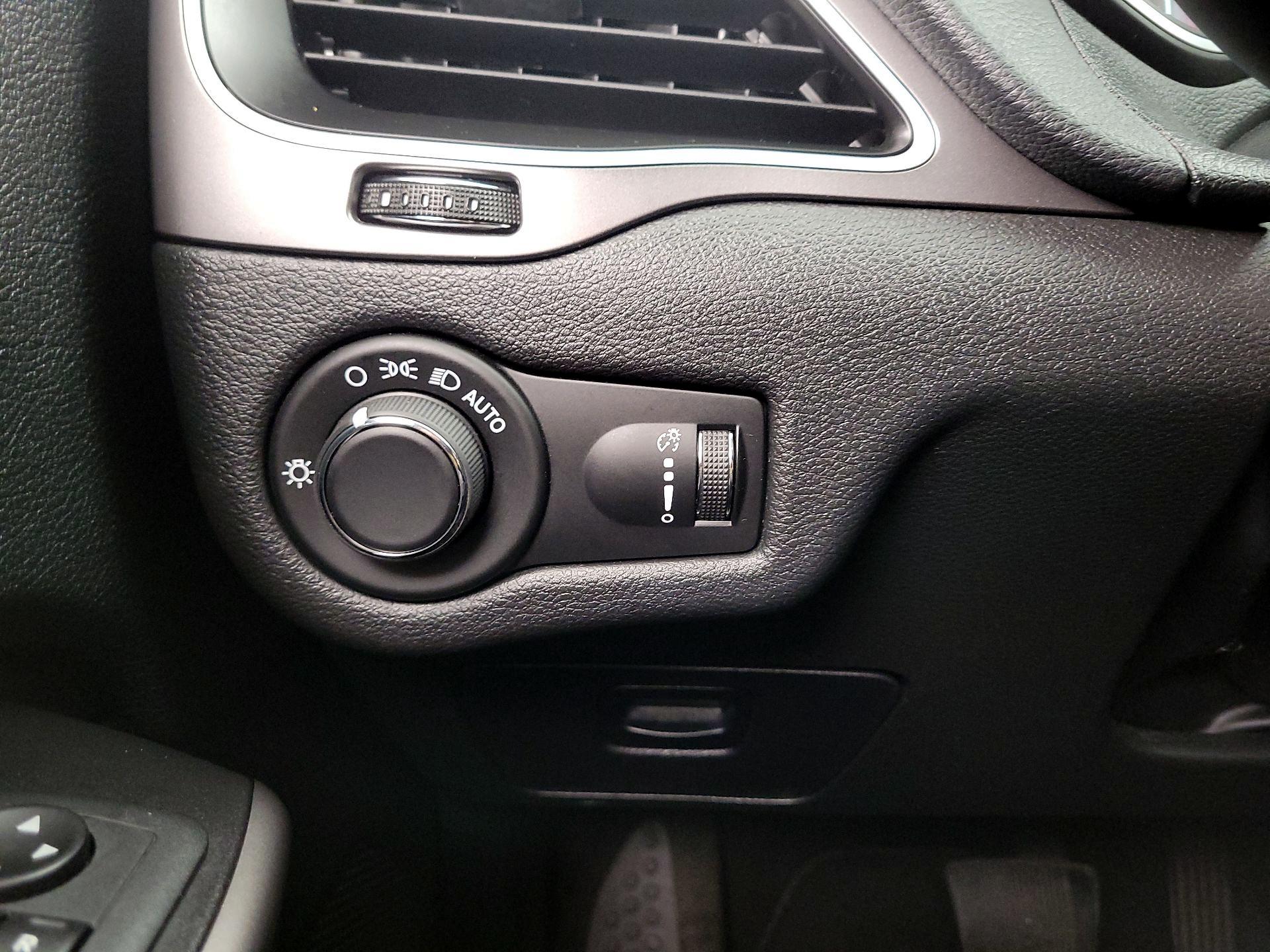 Thumbnail: 2020 Jeep Cherokee - 13