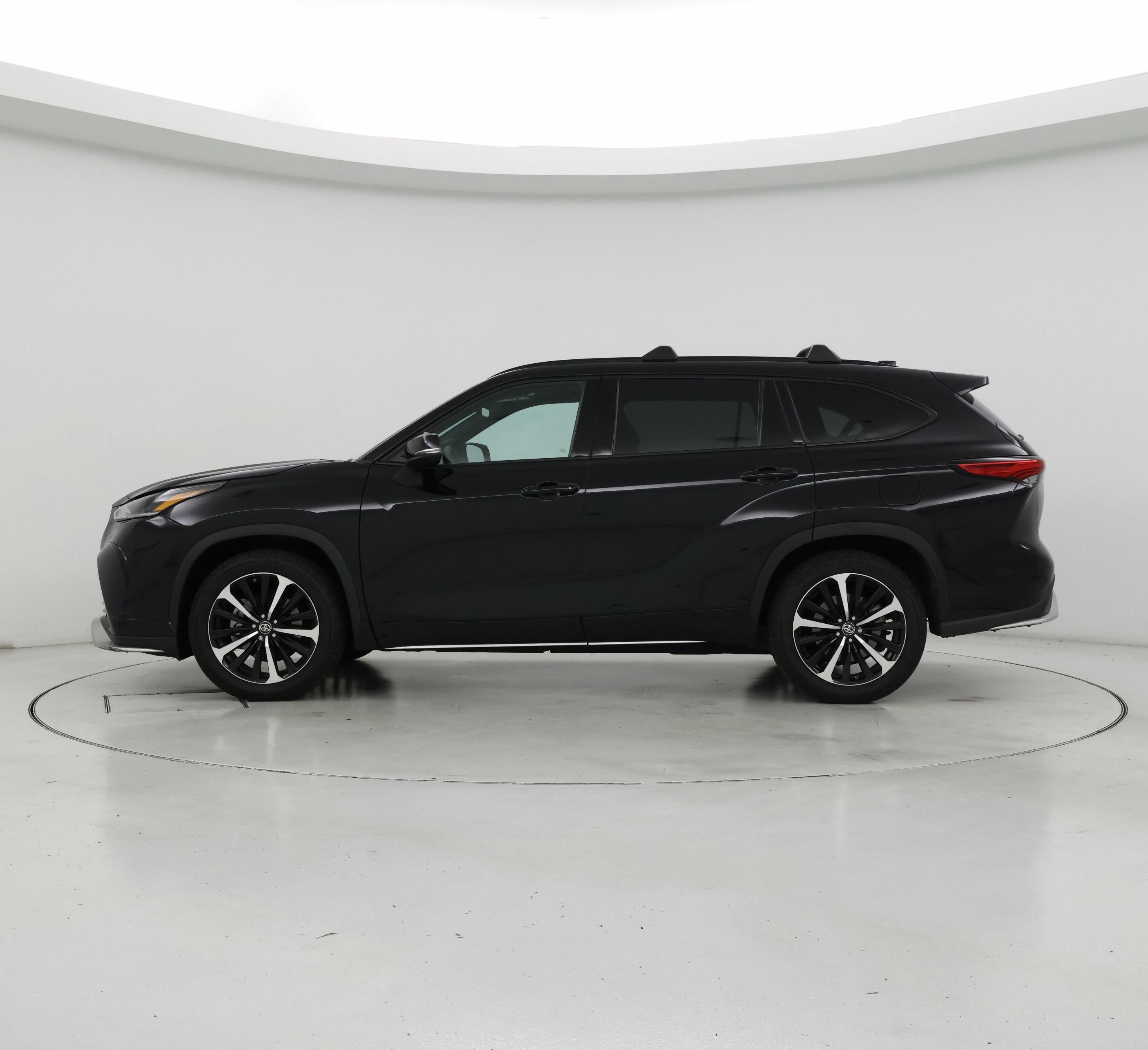 Thumbnail: 2021 Toyota Highlander - 3
