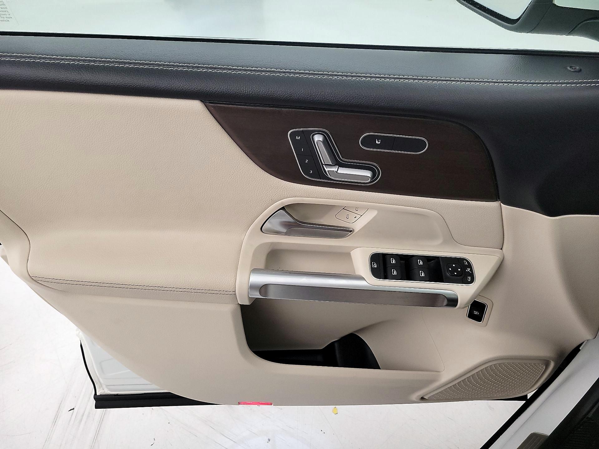 Thumbnail: 2020 Mercedes-Benz GLB - 12