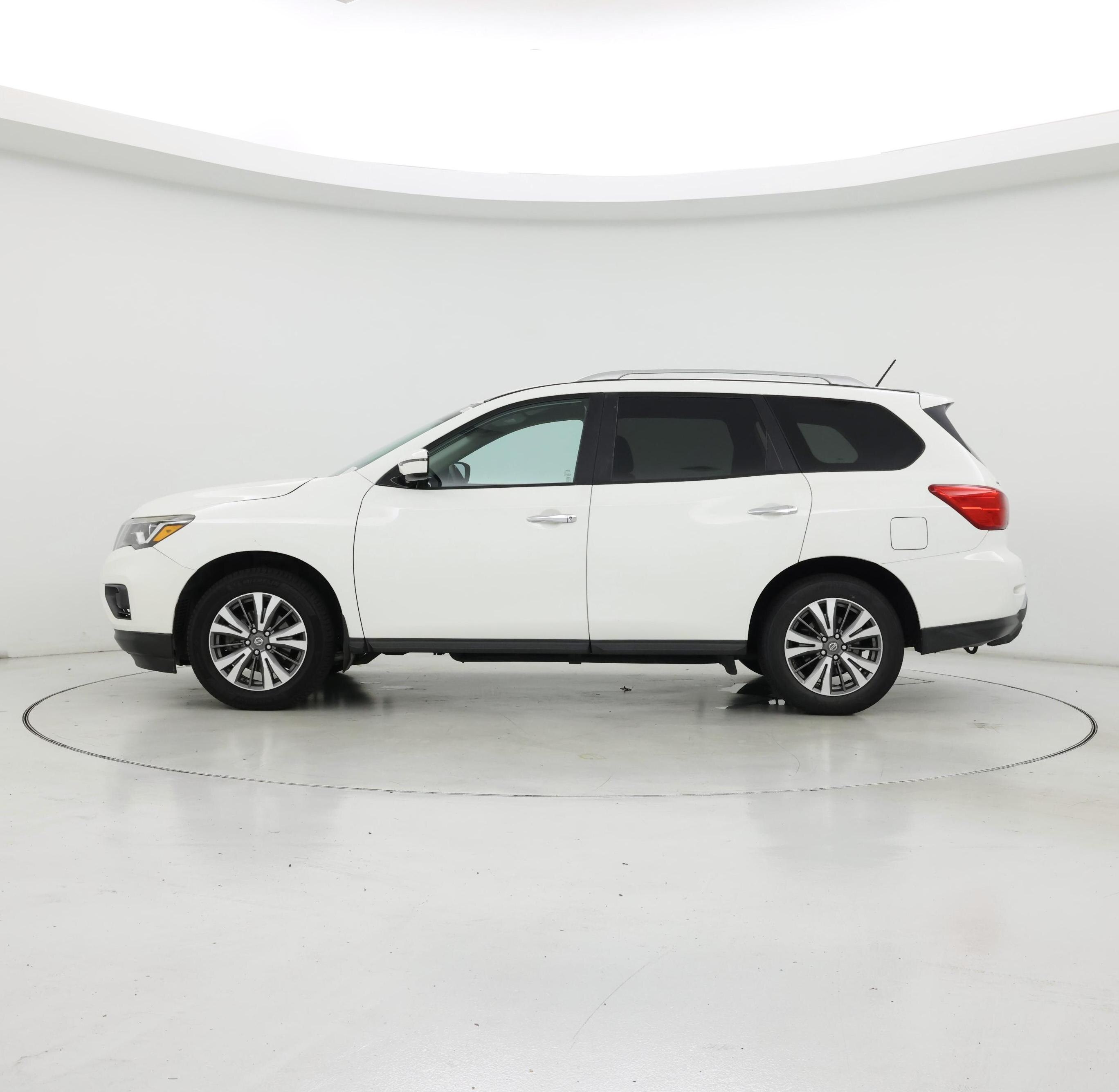 Thumbnail: 2017 Nissan Pathfinder - 3