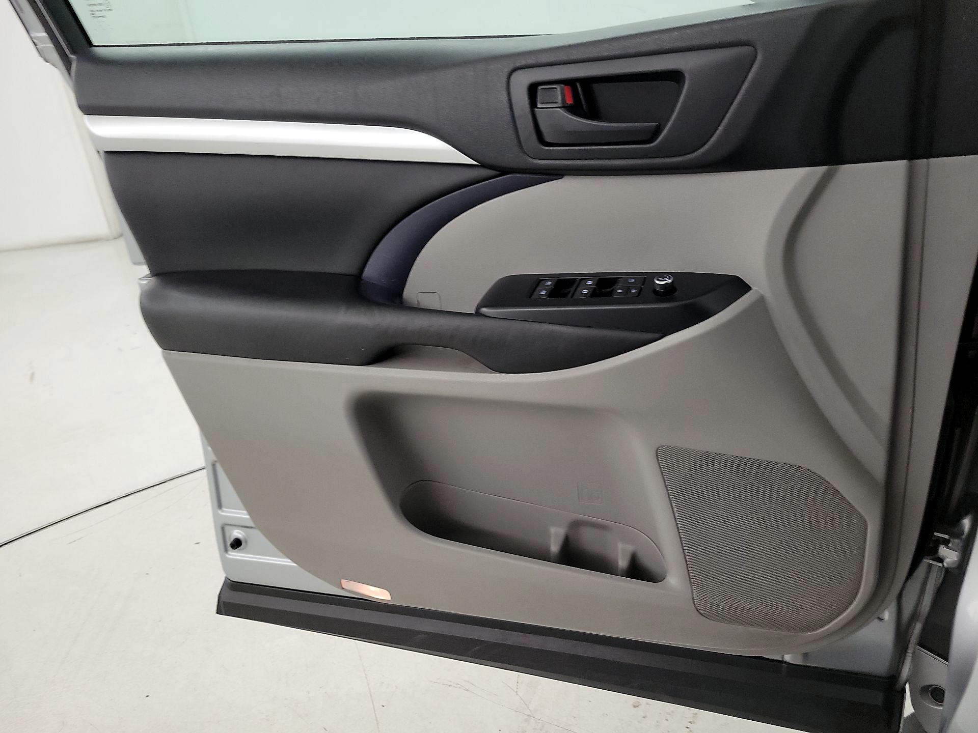 Thumbnail: 2016 Toyota Highlander - 12