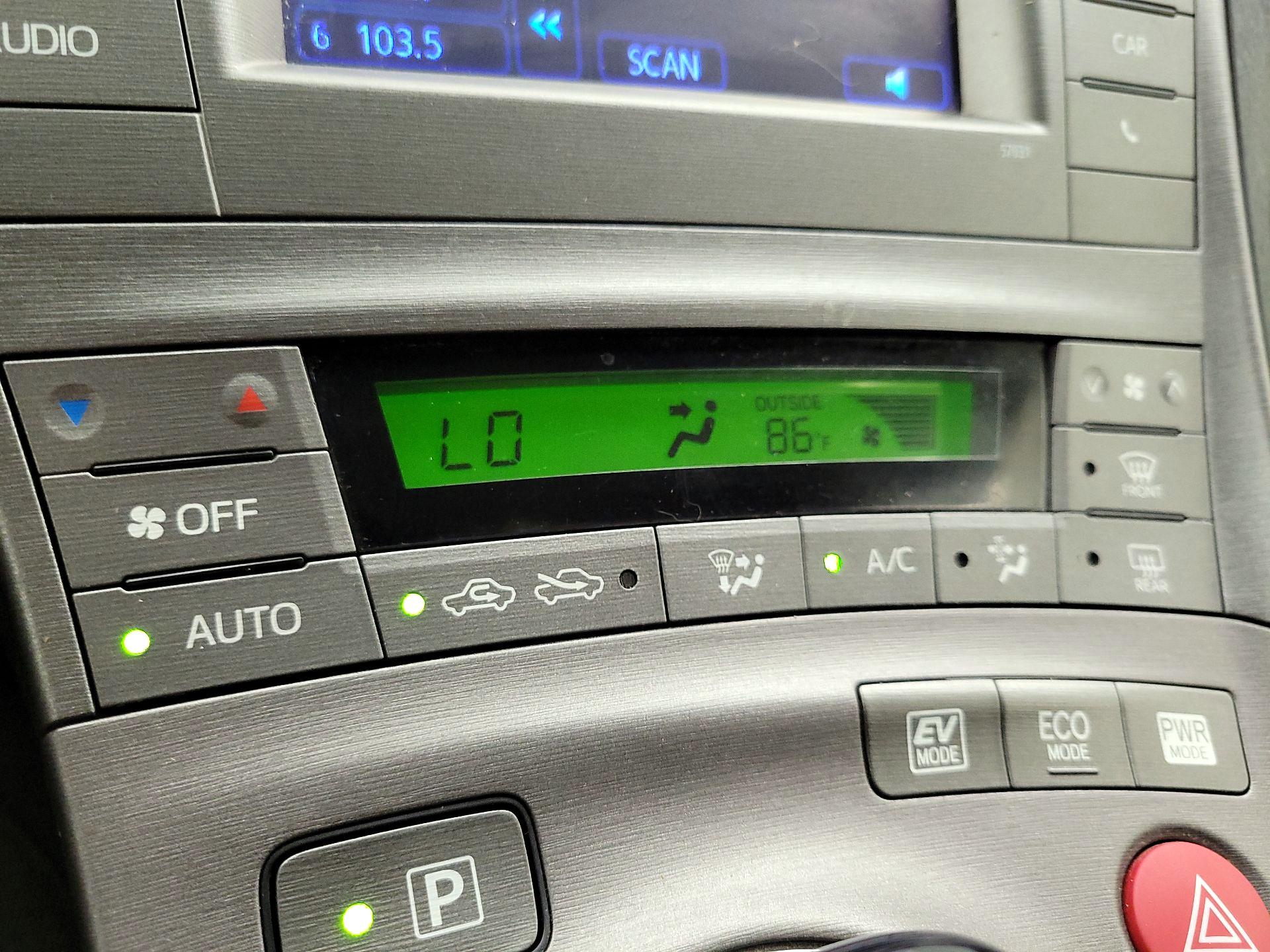 Thumbnail: 2015 Toyota Prius - 16