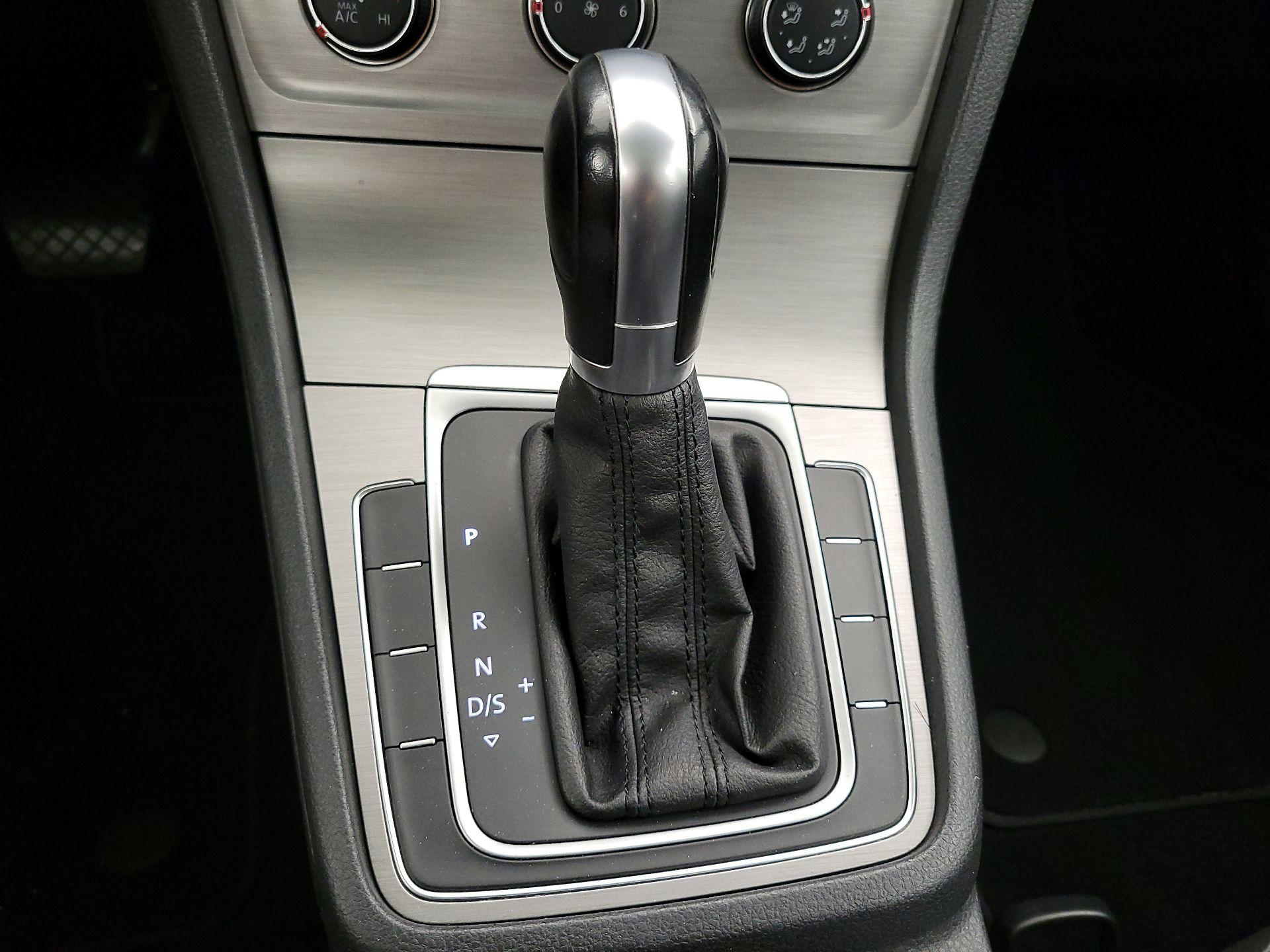 Thumbnail: 2015 Volkswagen Golf - 16