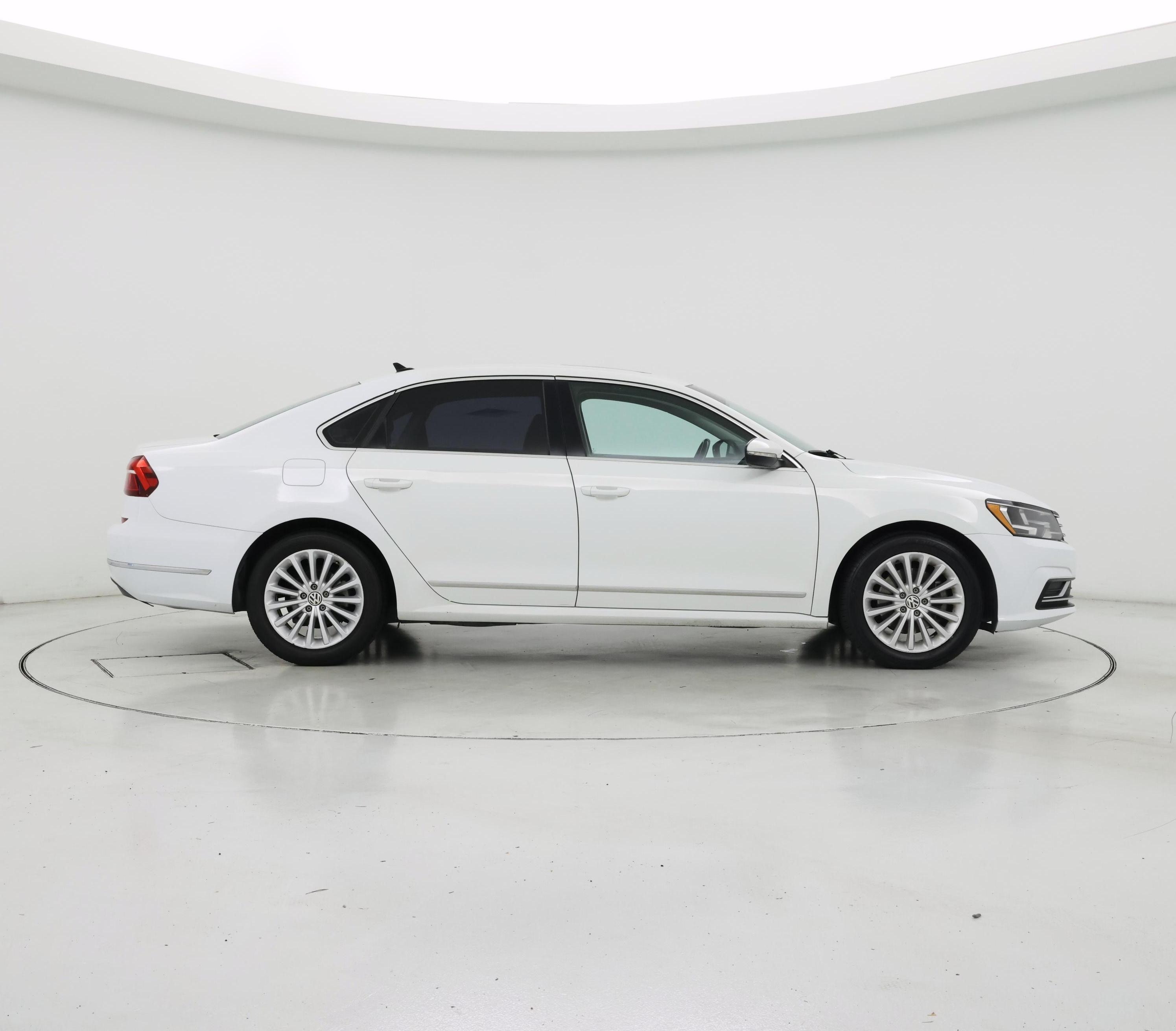 Thumbnail: 2017 Volkswagen Passat - 7