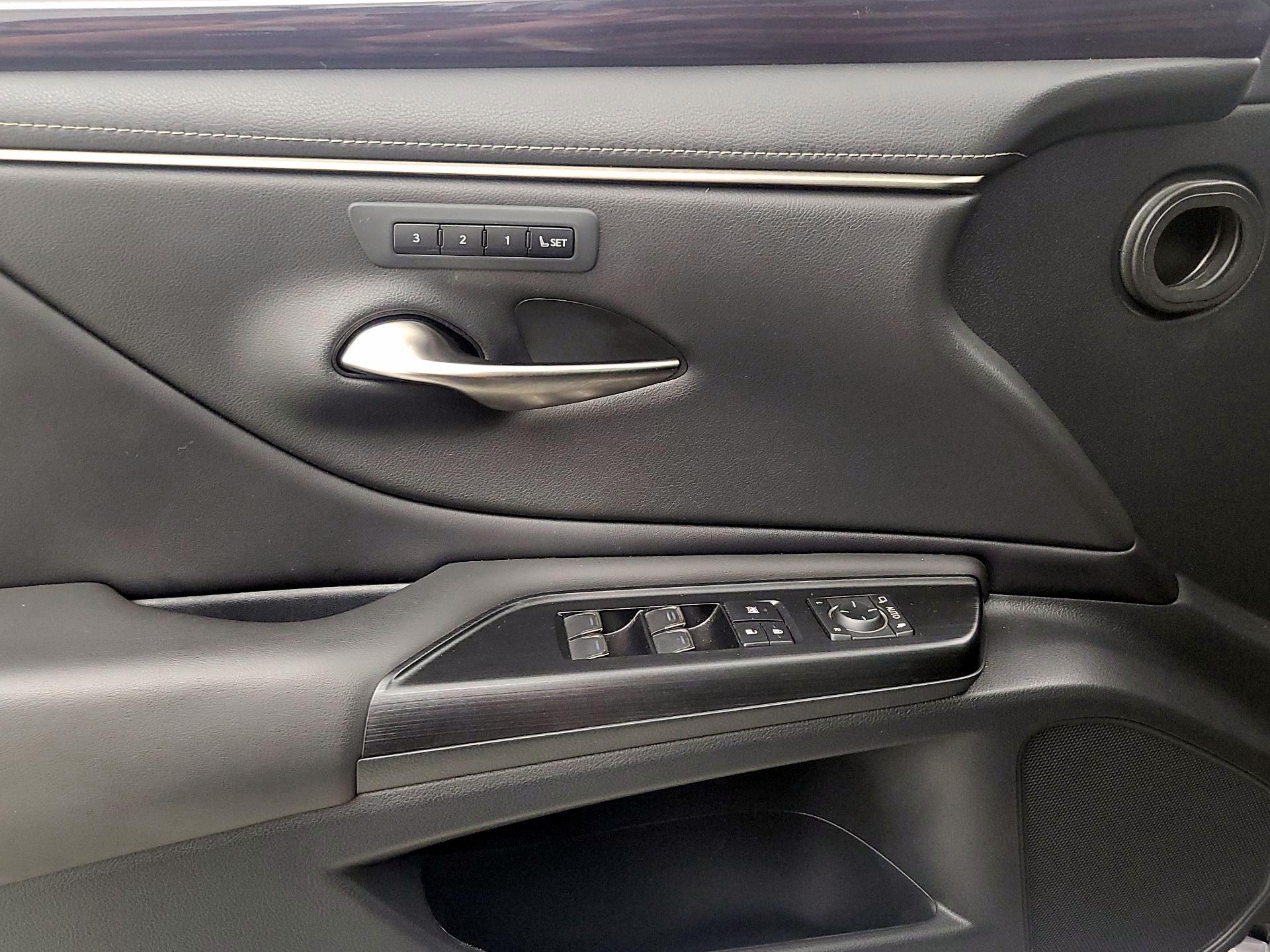 Thumbnail: 2021 Lexus ES - 12