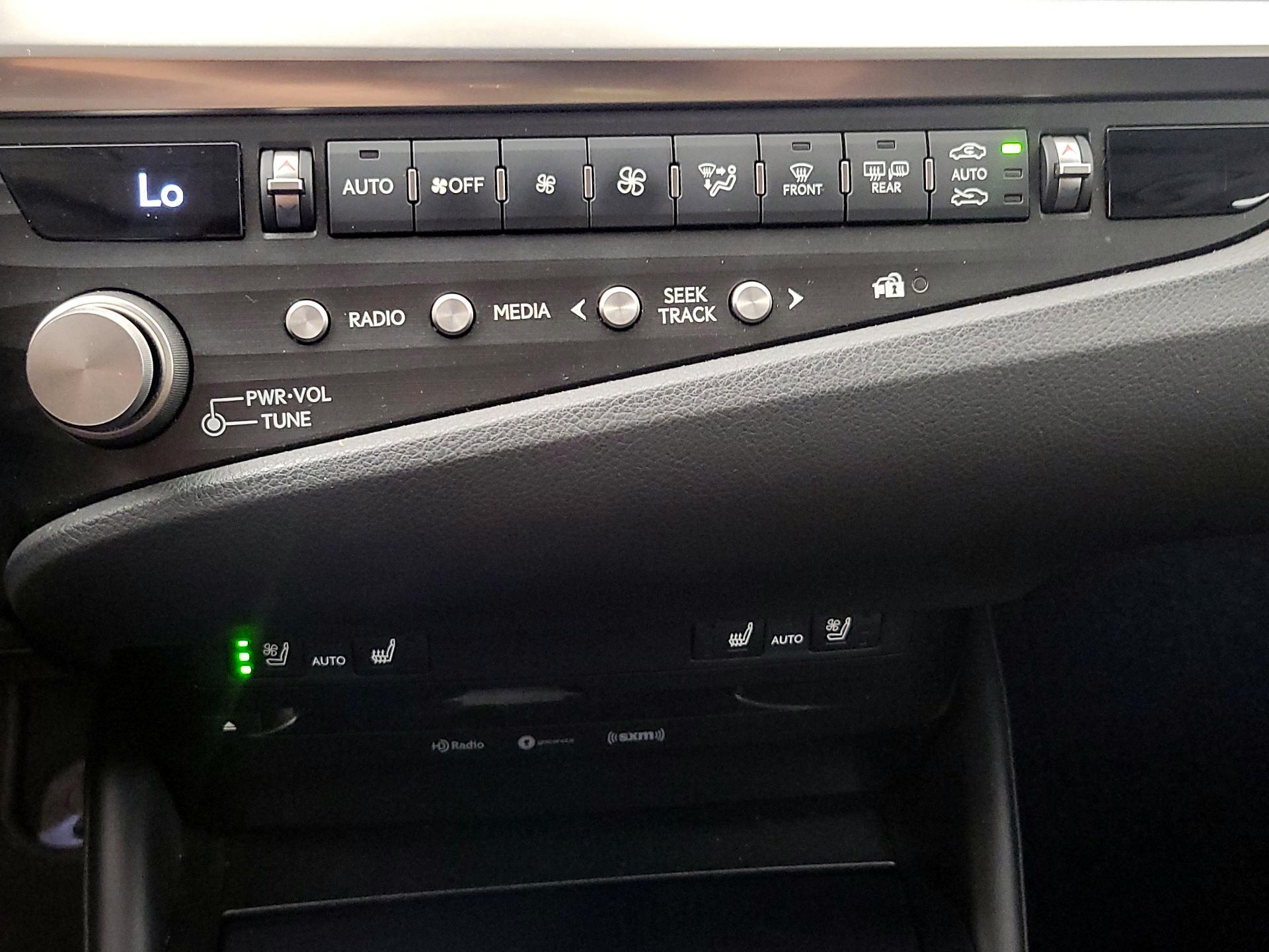 Thumbnail: 2021 Lexus ES - 16