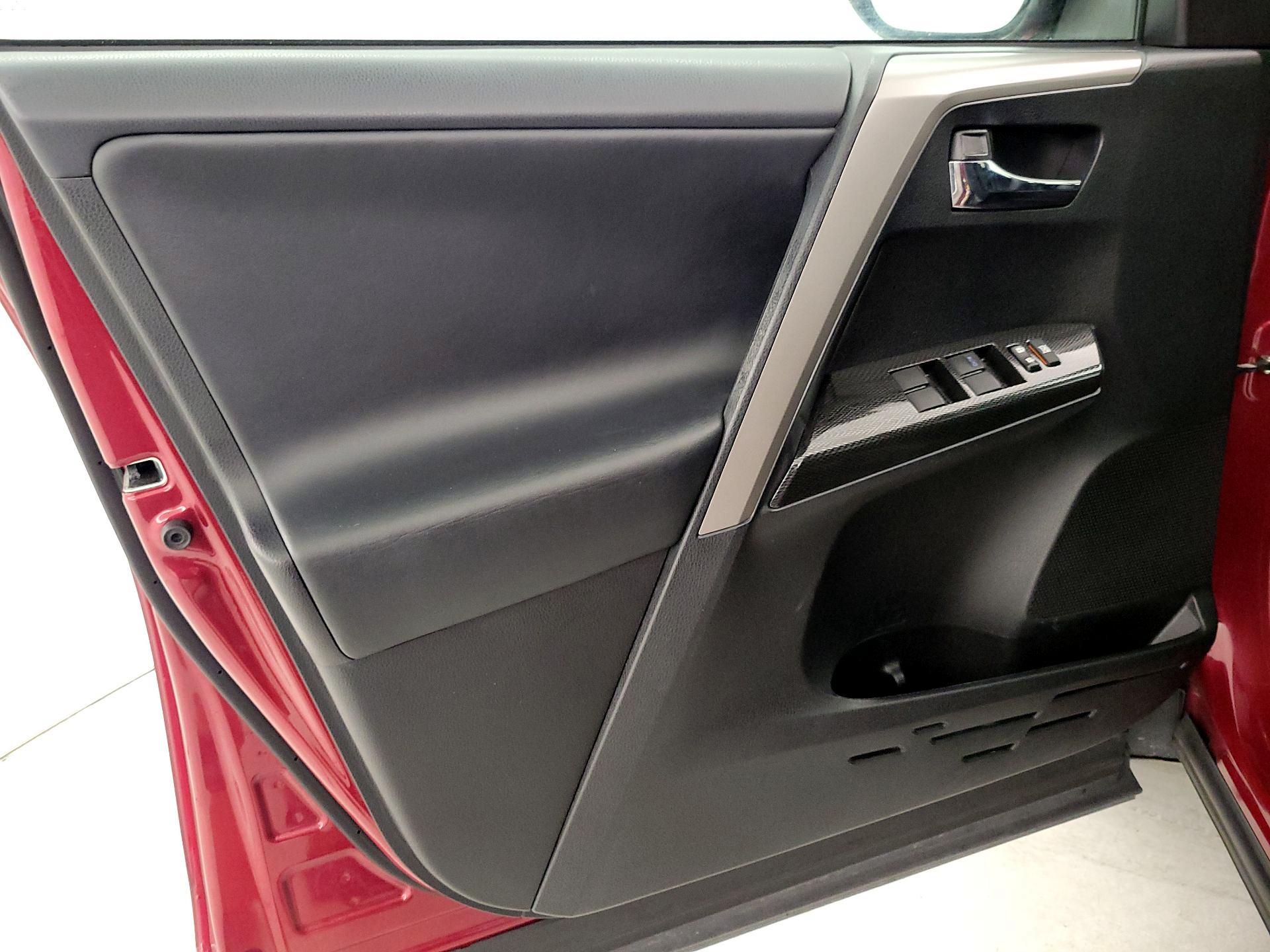 Thumbnail: 2018 Toyota RAV4 - 12