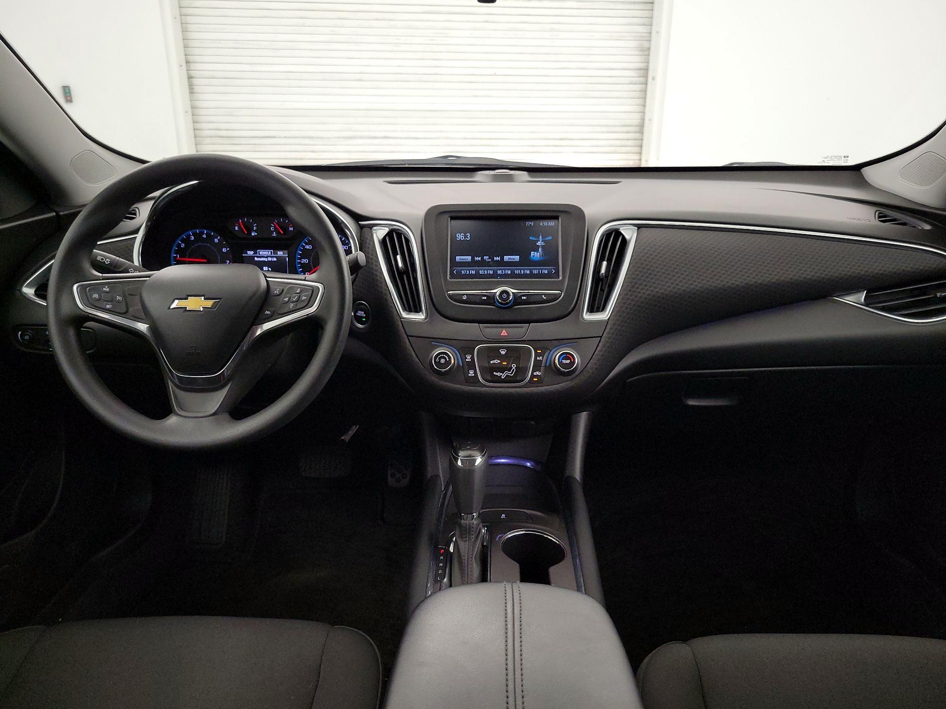 Thumbnail: 2017 Chevrolet Malibu - 9