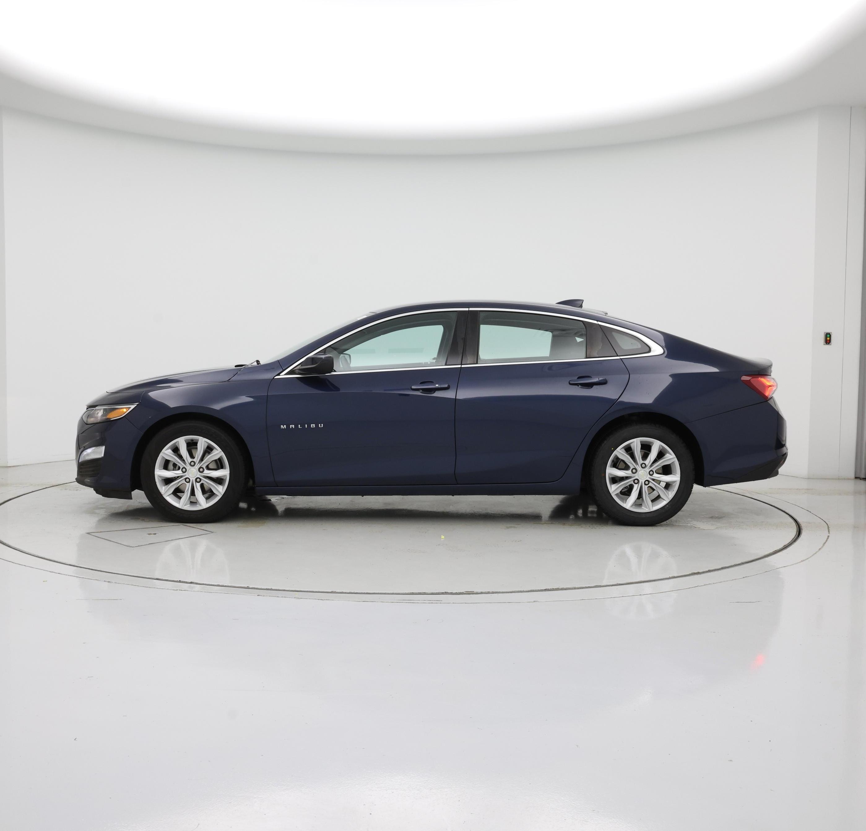 Thumbnail: 2020 Chevrolet Malibu - 3