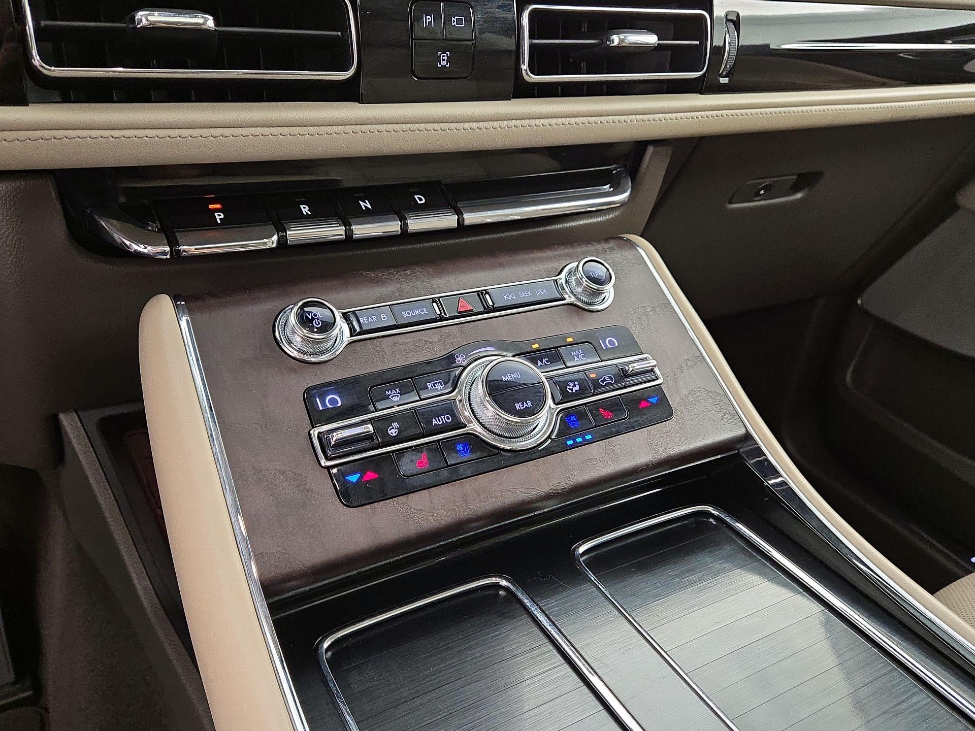 Thumbnail: 2020 Lincoln Aviator - 17