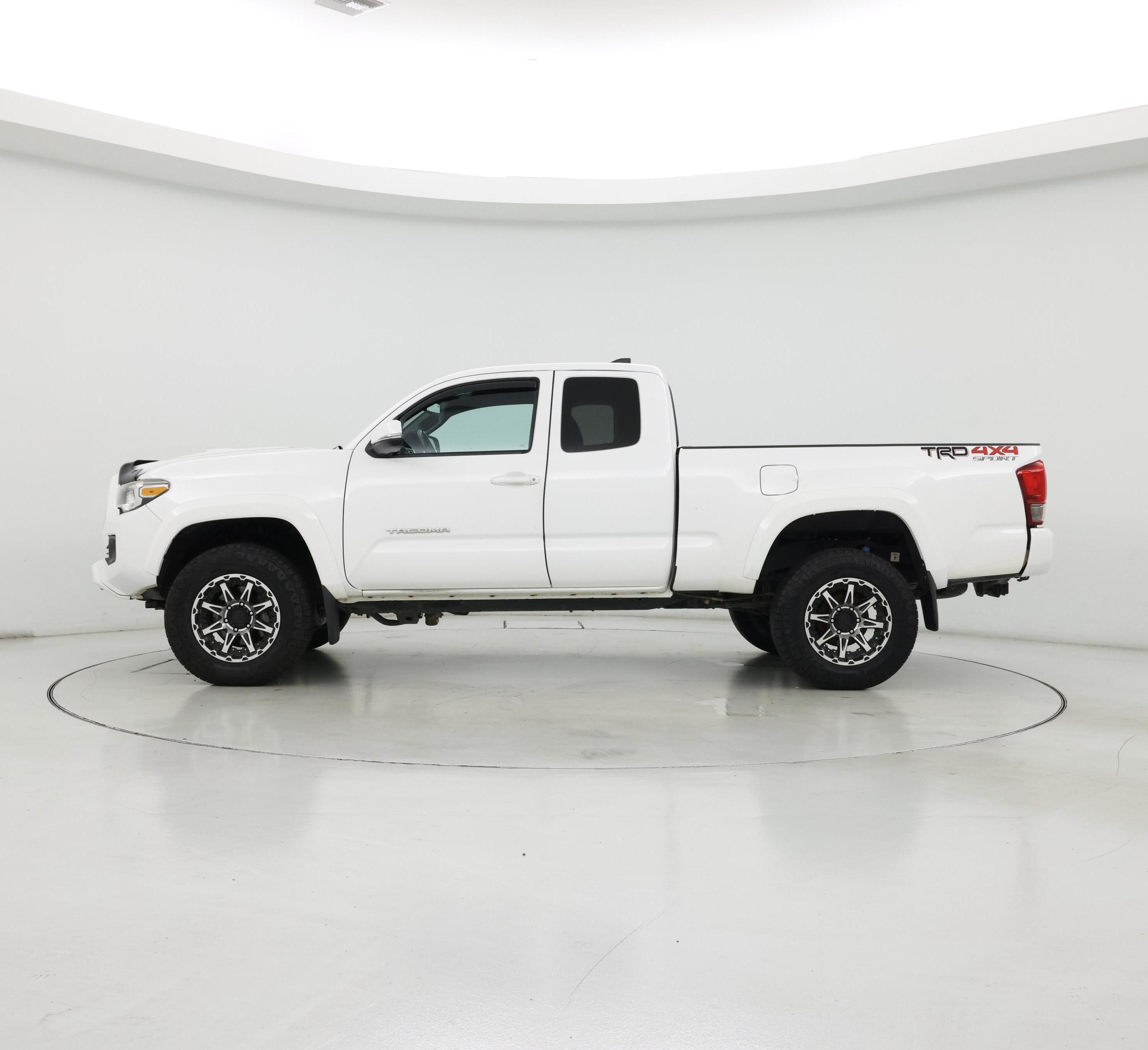 Thumbnail: 2018 Toyota Tacoma - 3