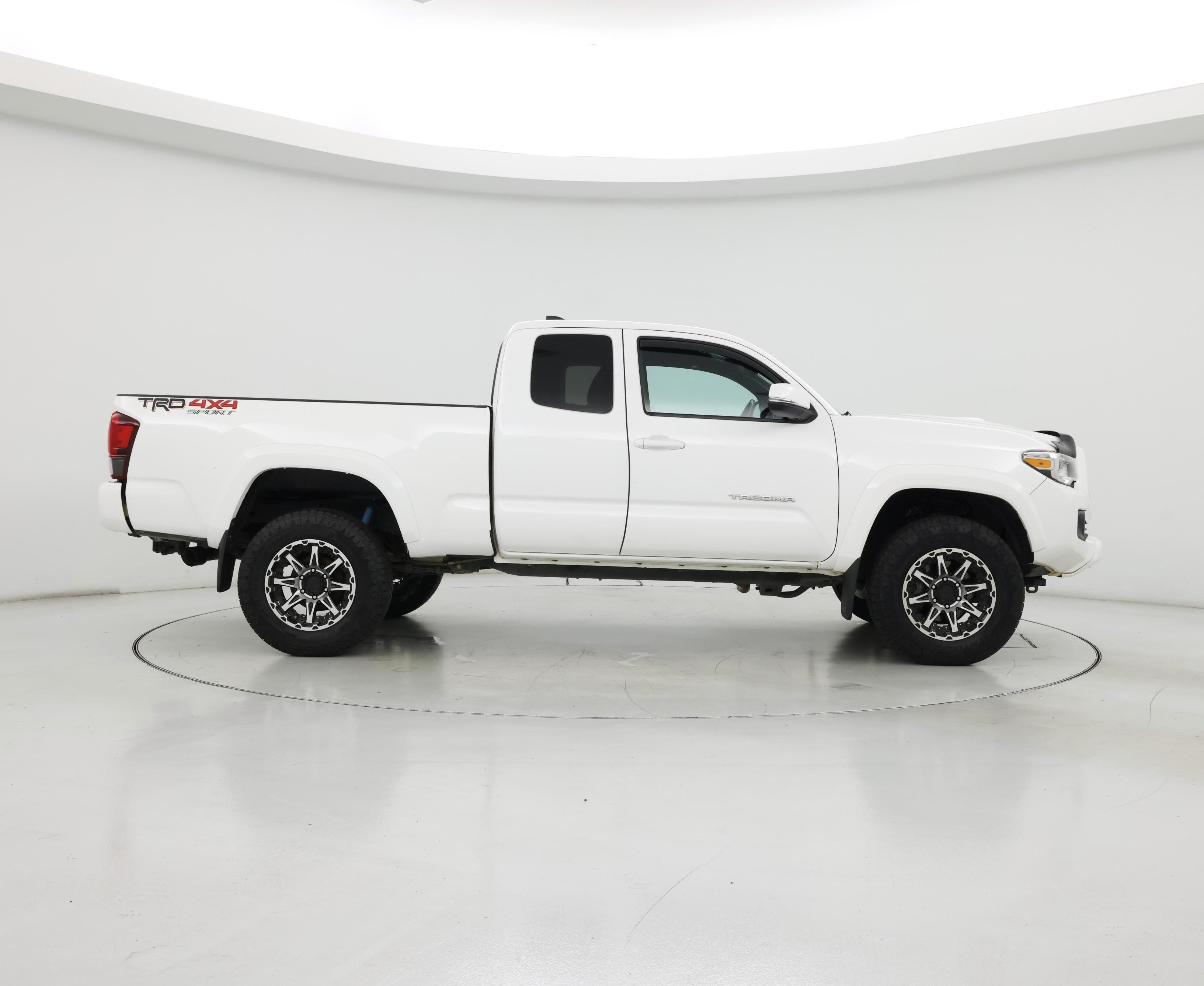 Thumbnail: 2018 Toyota Tacoma - 7
