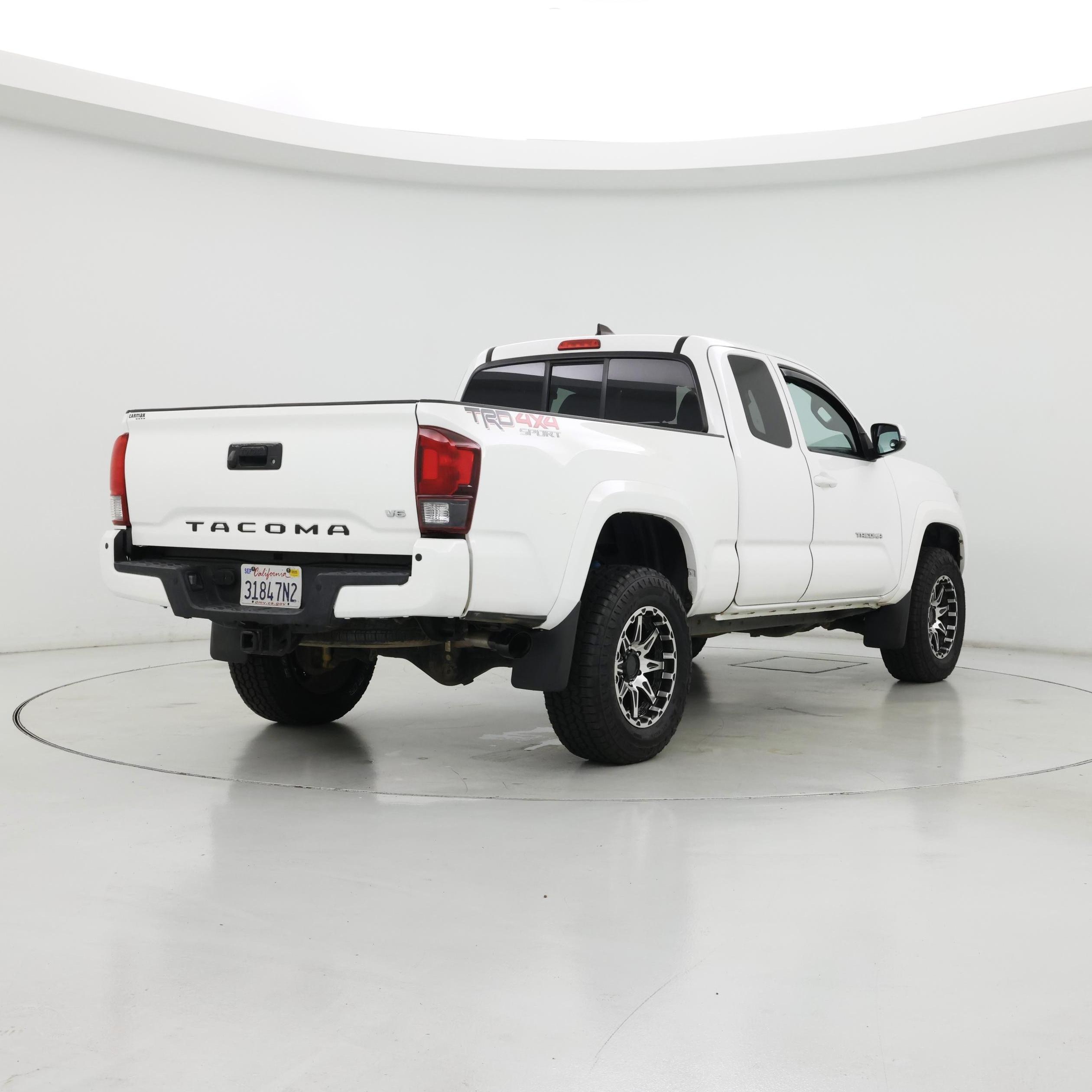 Thumbnail: 2018 Toyota Tacoma - 8