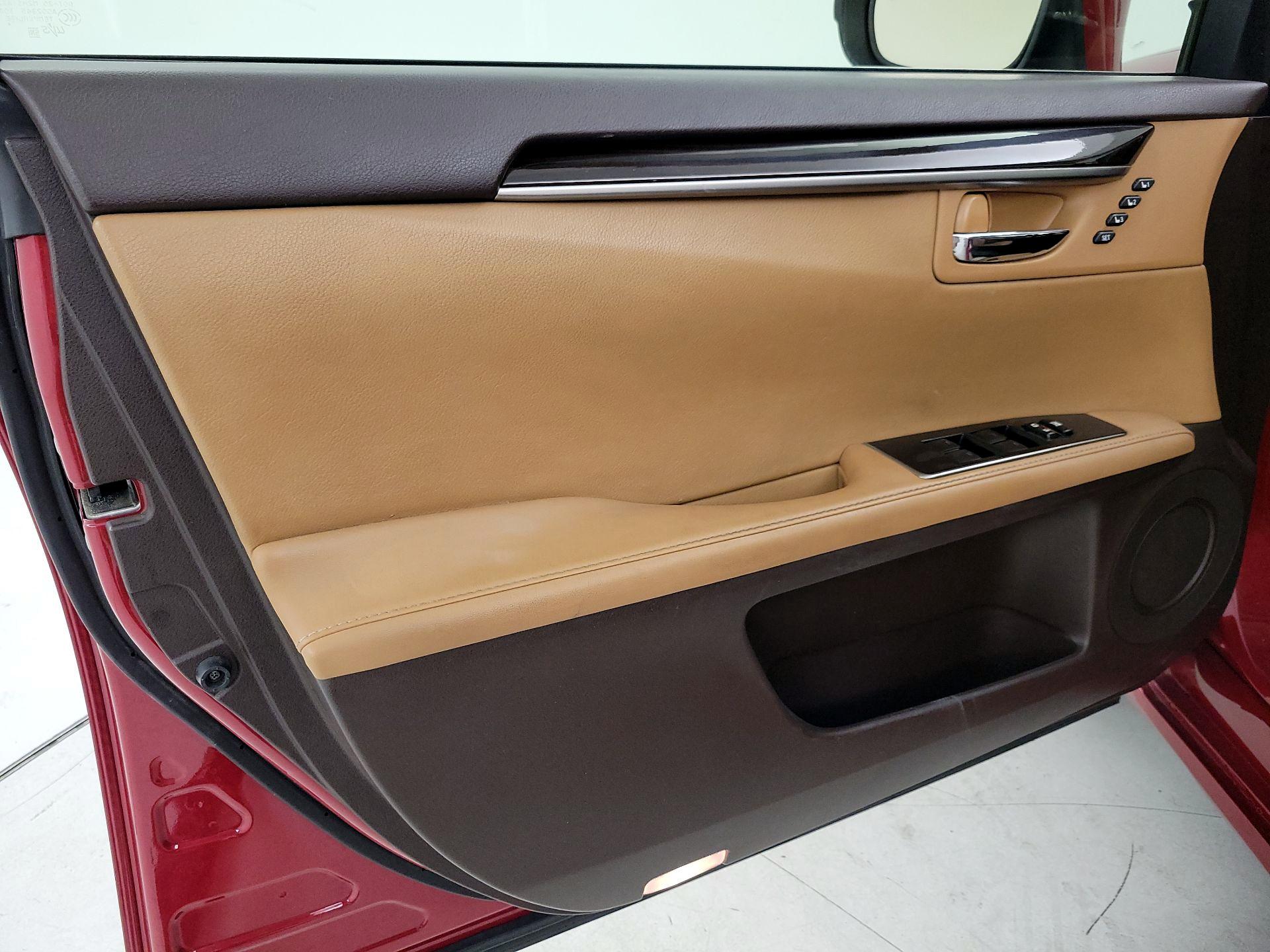 Thumbnail: 2016 Lexus ES - 12
