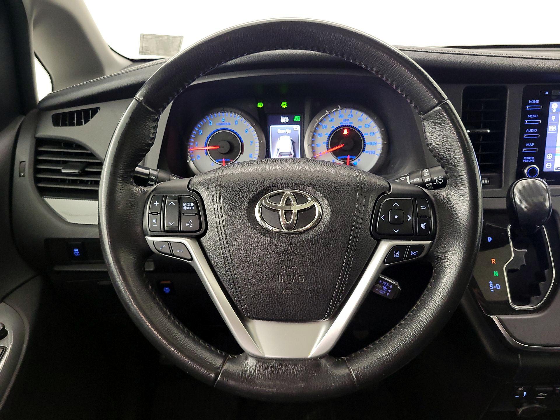 Thumbnail: 2018 Toyota Sienna - 10