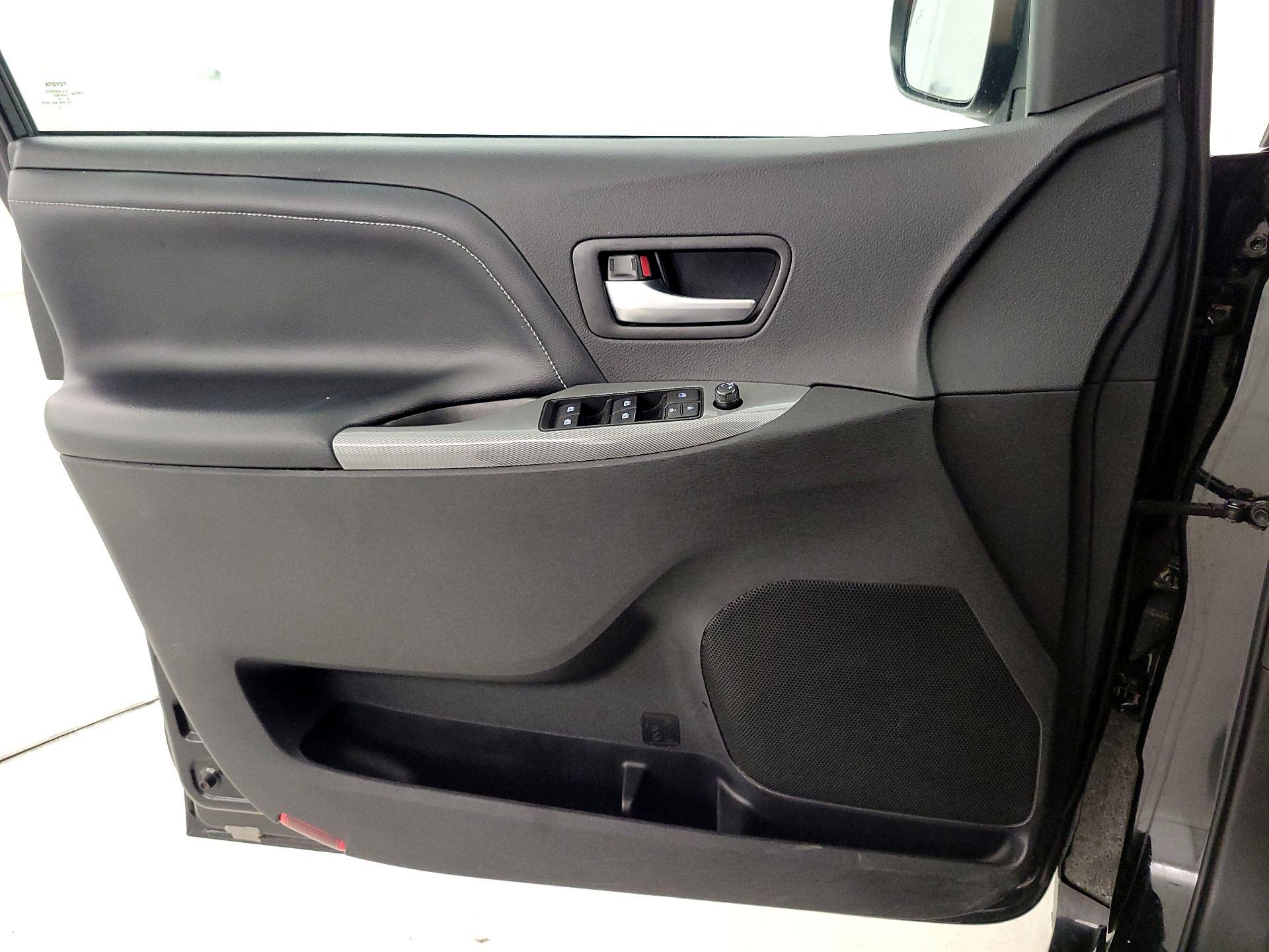 Thumbnail: 2018 Toyota Sienna - 12