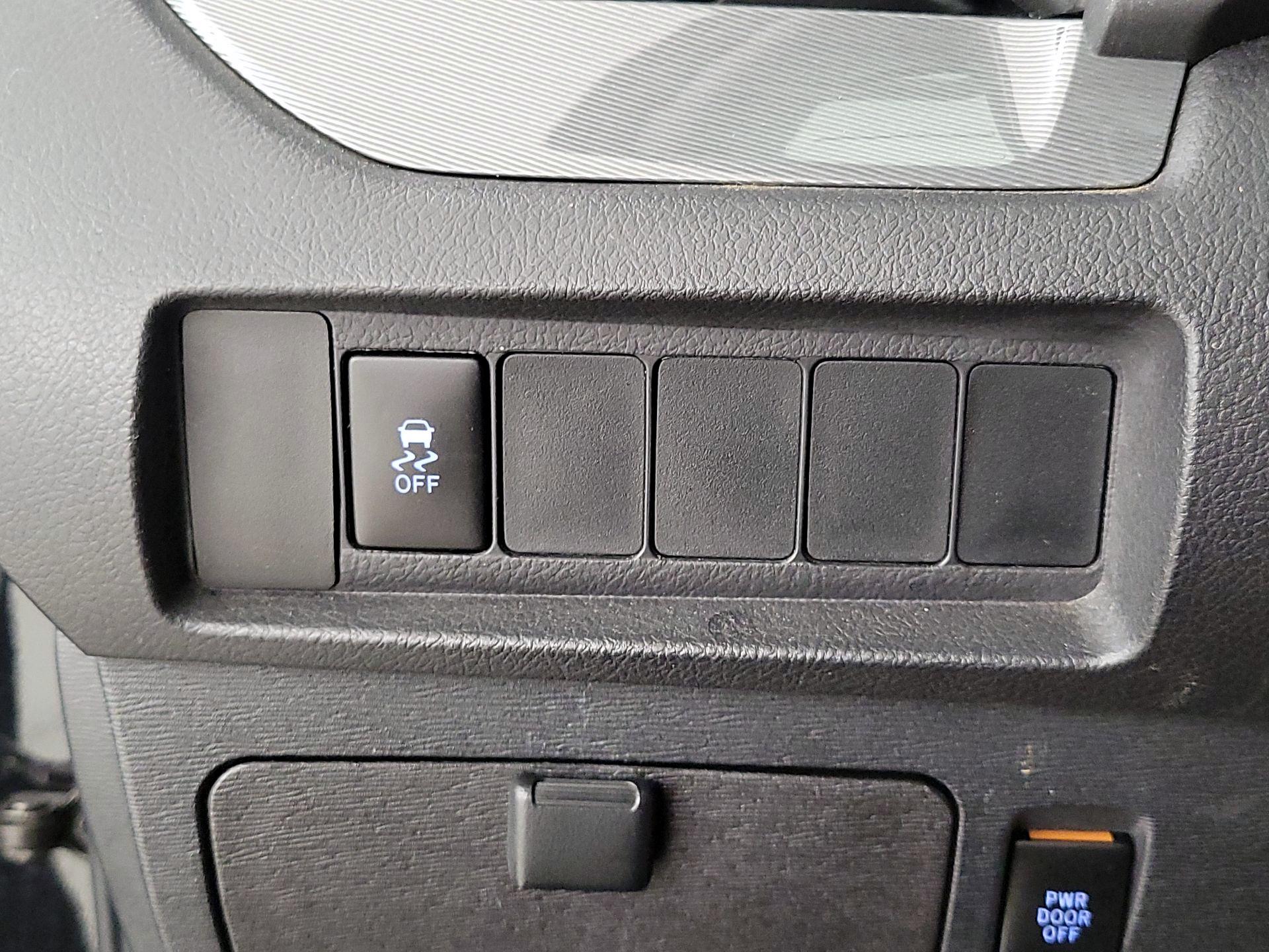 Thumbnail: 2018 Toyota Sienna - 13