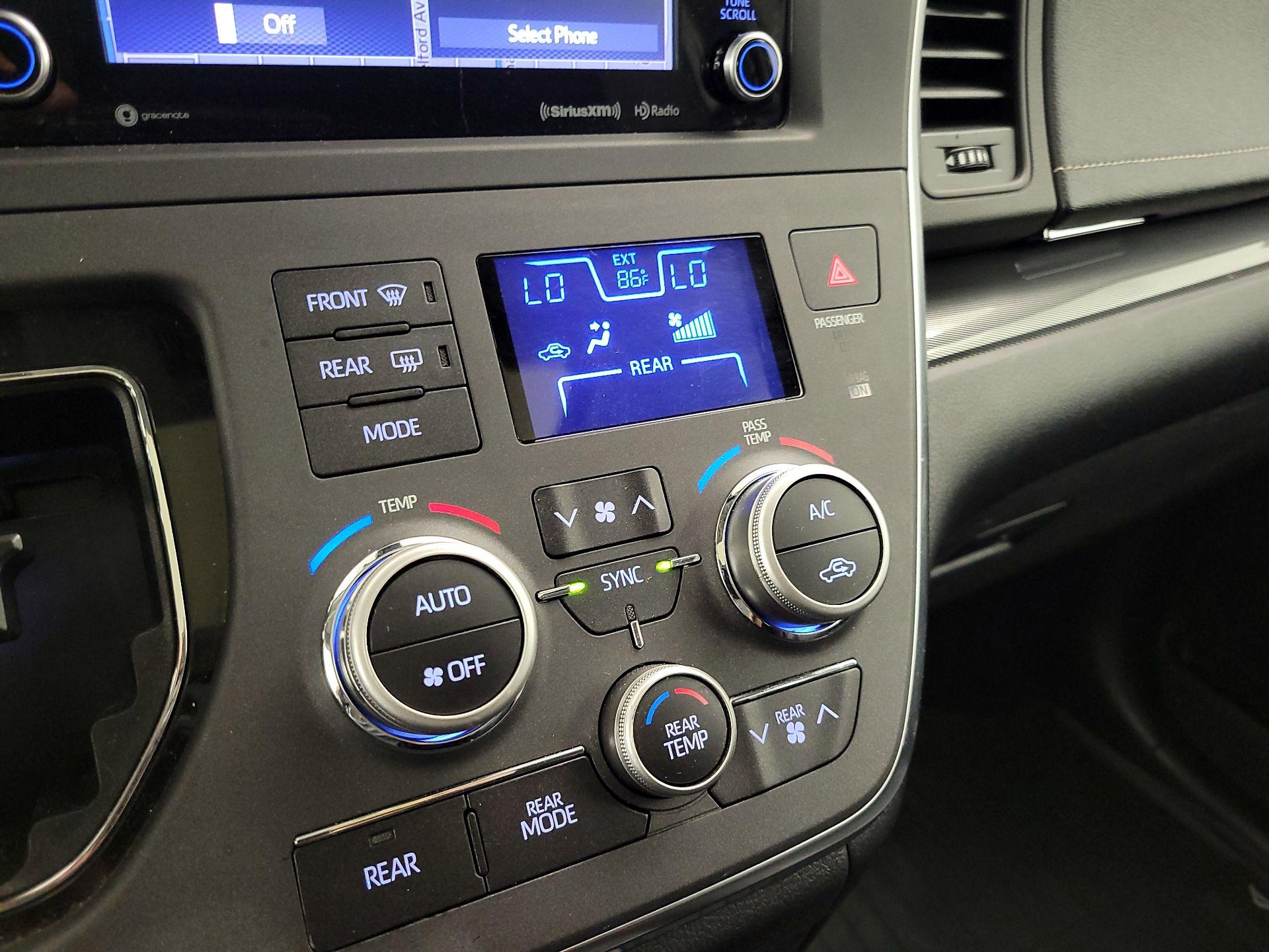 Thumbnail: 2018 Toyota Sienna - 17