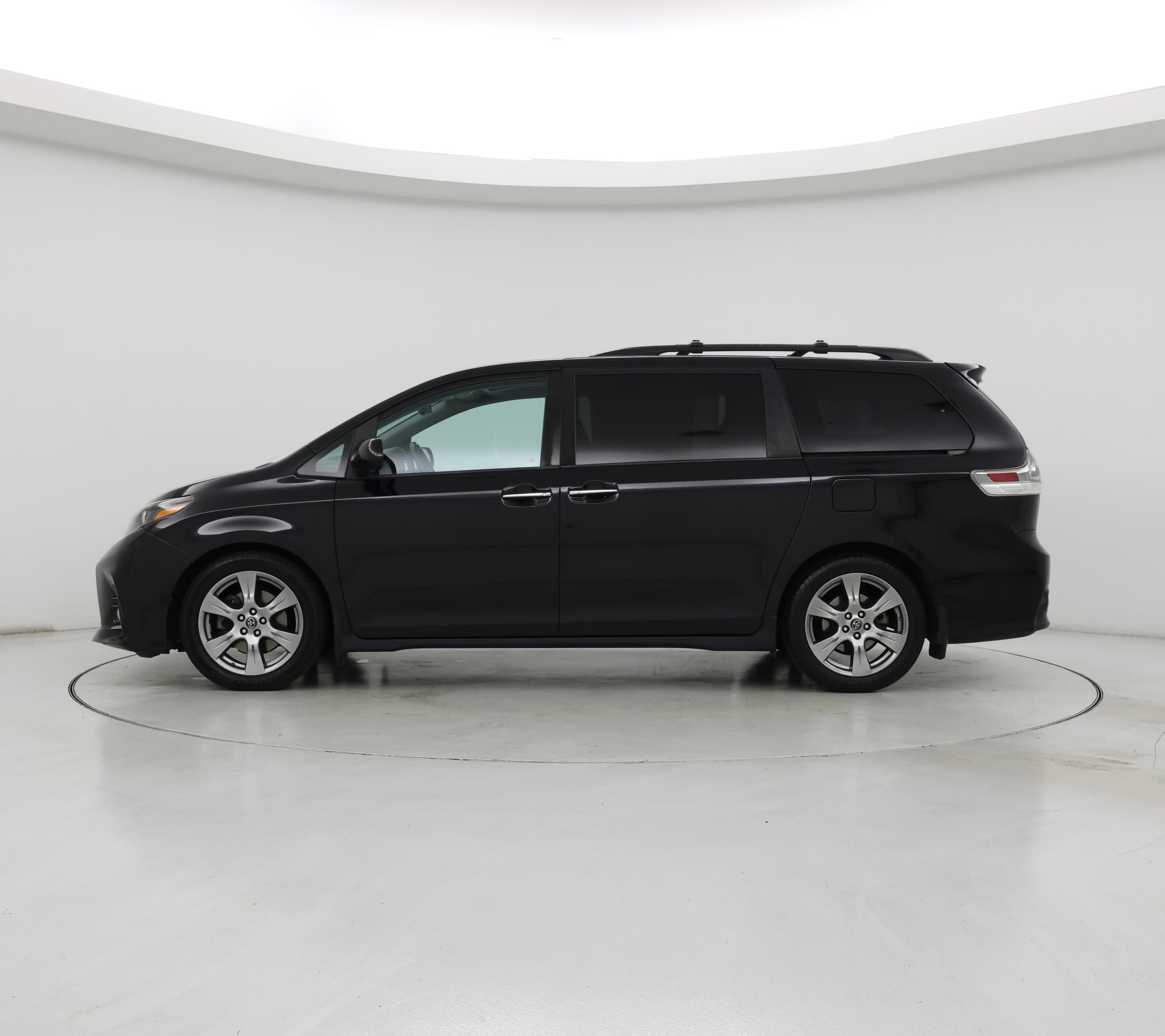 Thumbnail: 2018 Toyota Sienna - 3