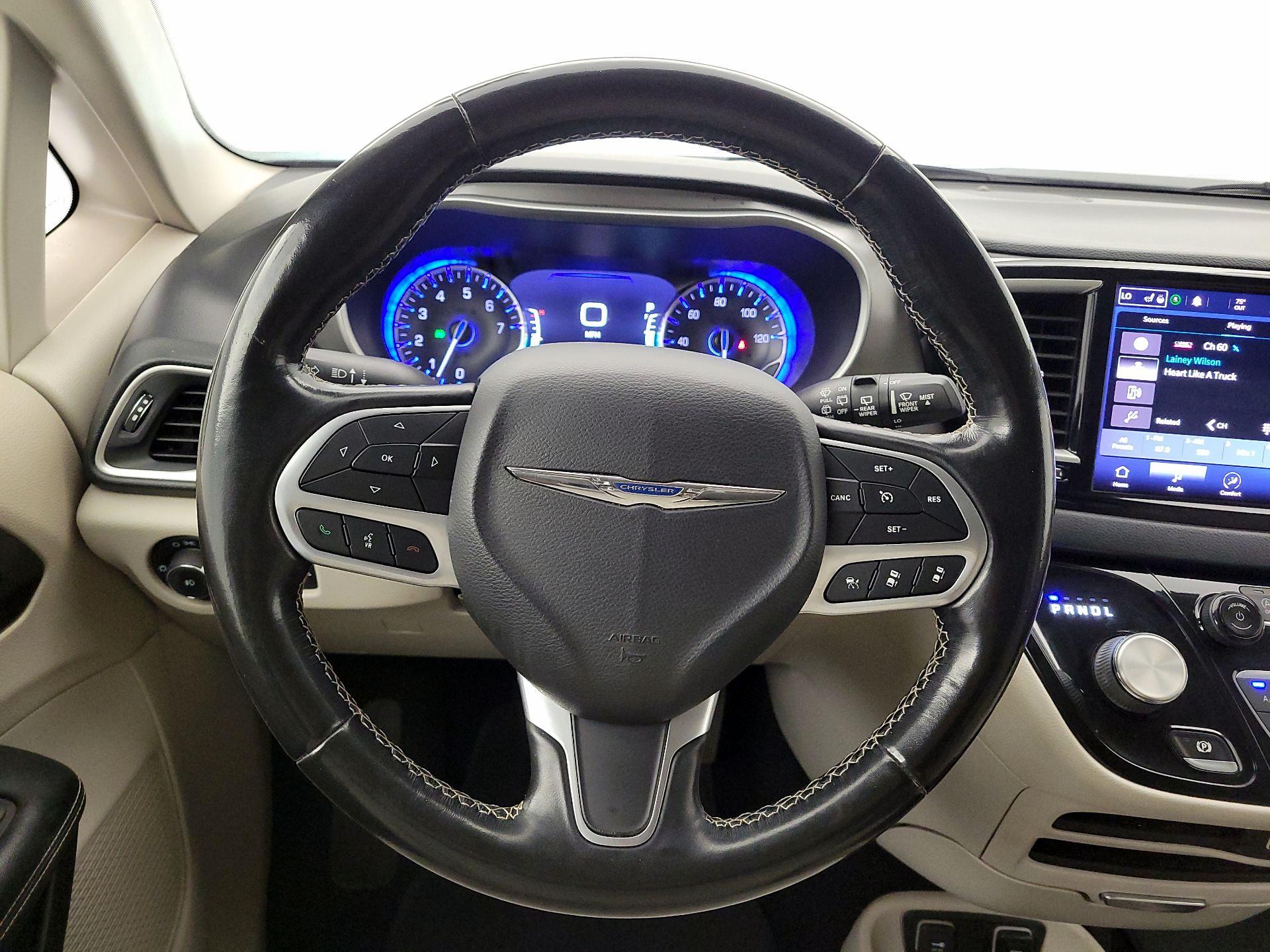 Thumbnail: 2021 Chrysler Pacifica - 10