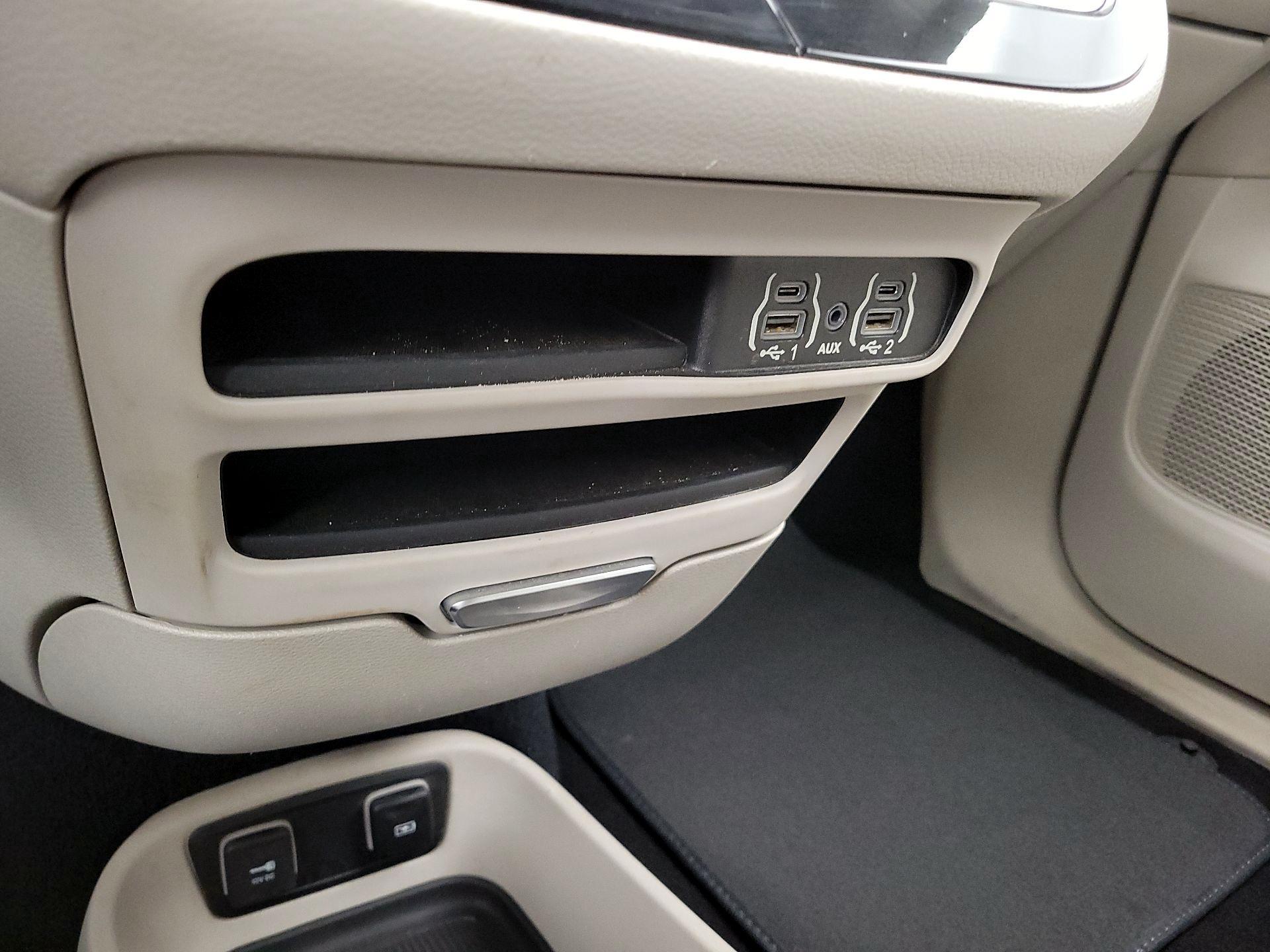 Thumbnail: 2021 Chrysler Pacifica - 18
